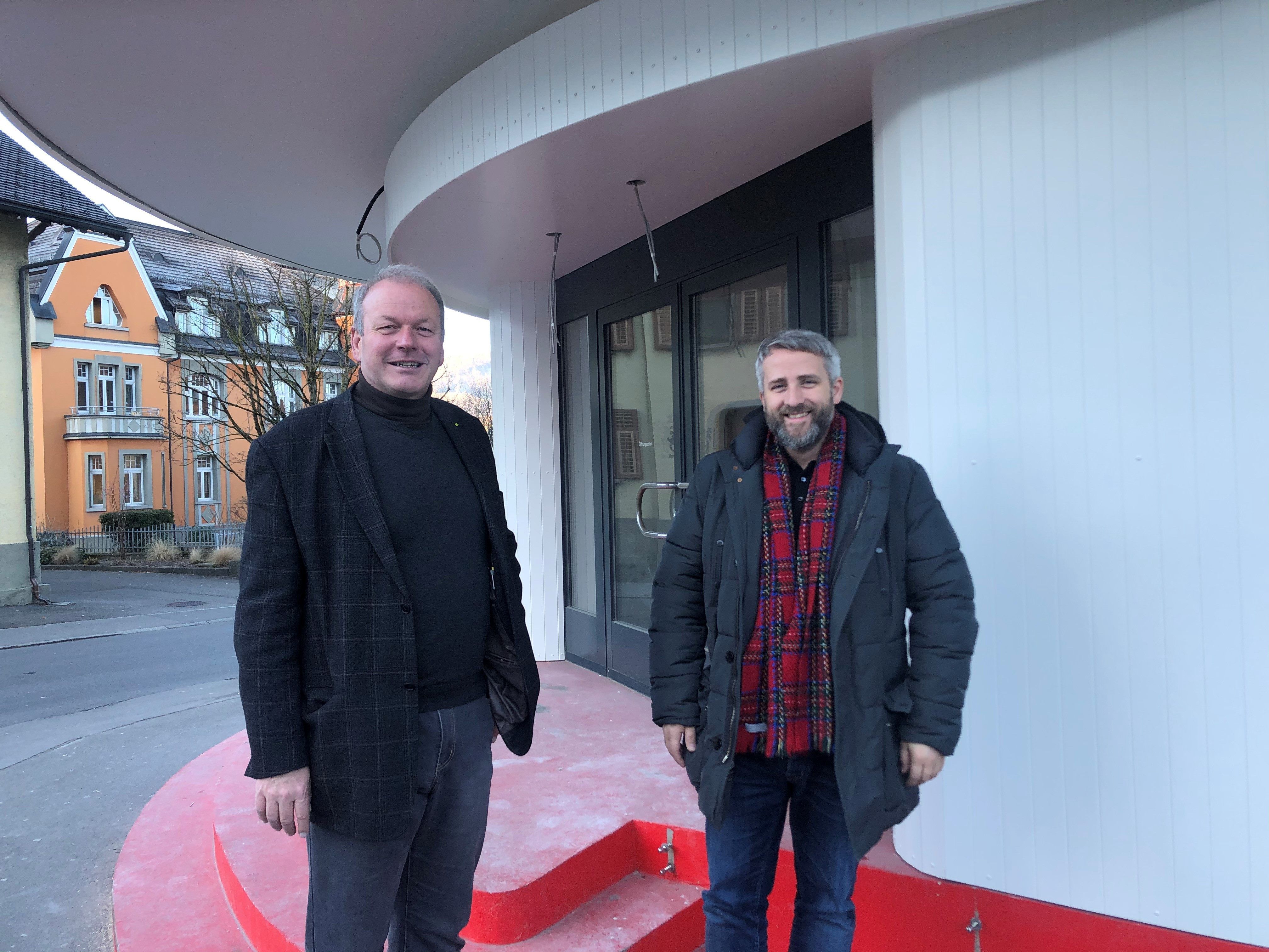 Die neue Bürgerservicestelle befindet sich gegenüber dem Rathaus. Bürgermeister Christian Loacker und Amtsleiter Konrad Ortner führten durch die Baustelle. Die neue Bürgerservicestelle befindet sich gegenüber dem Rathaus. Bürgermeister Christian Loacker und Amtsleiter Konrad Ortner führten durch die Baustelle.