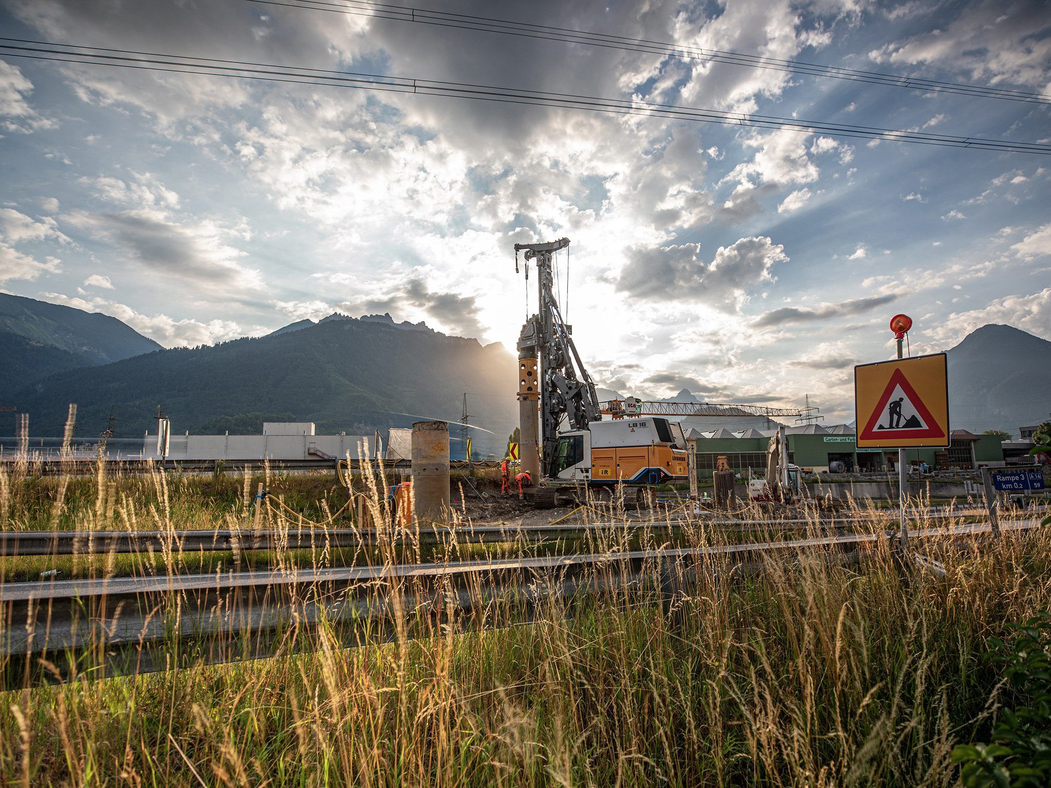 Liebherr Nenzing ist auf die Entwicklung, die Produktion und den Vertrieb von Baumaschinen spezialisiert. Liebherr Nenzing ist auf die Entwicklung, die Produktion und den Vertrieb von Baumaschinen spezialisiert.