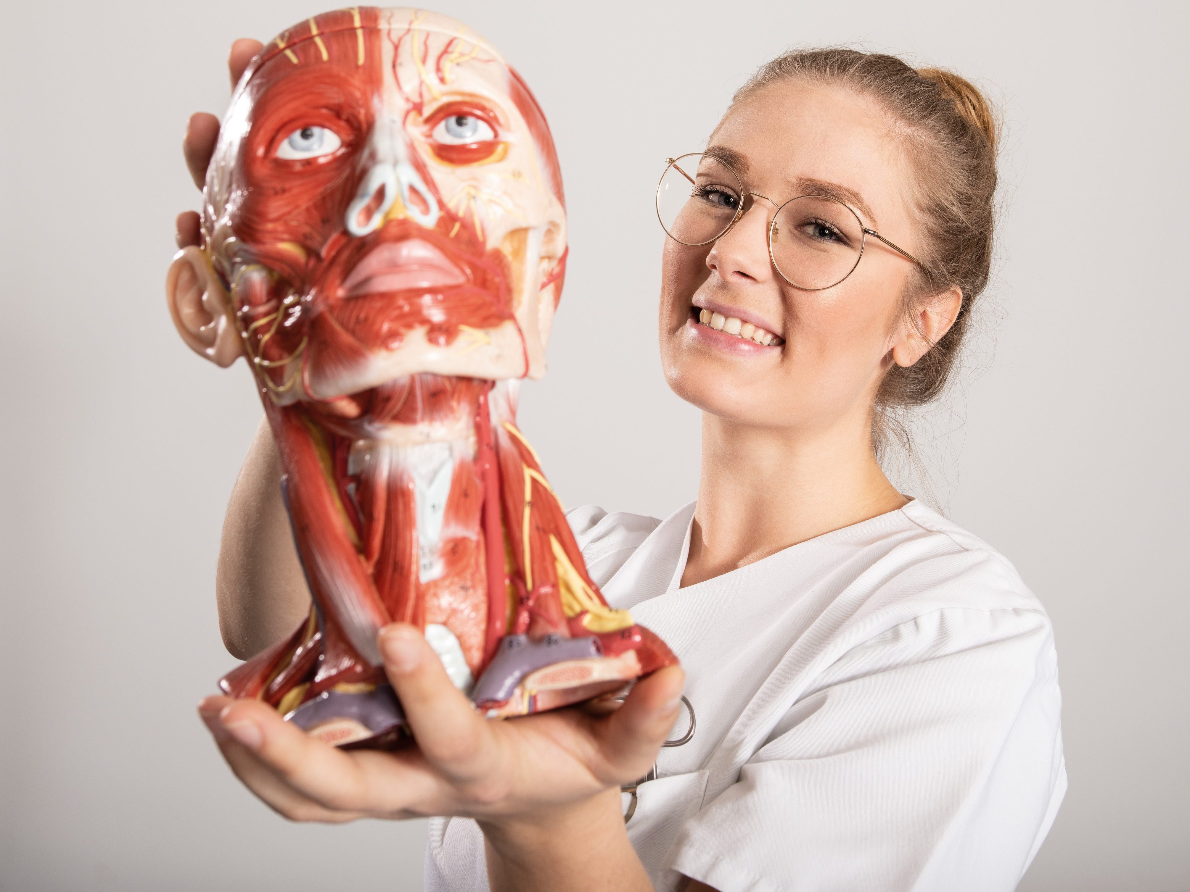 Michelle Schaedl, Schülerin der Gesundheits- und Krankenpflegeschule Feldkirch: „Mein Herz schlägt für die Medizin und die Arbeit mit Menschen. Jetzt bin ich beruflich angekommen!“ Bild: Vorarlberger Krankenhaus-Betriebsges.m.b.H, Fotograf Alexander Ess