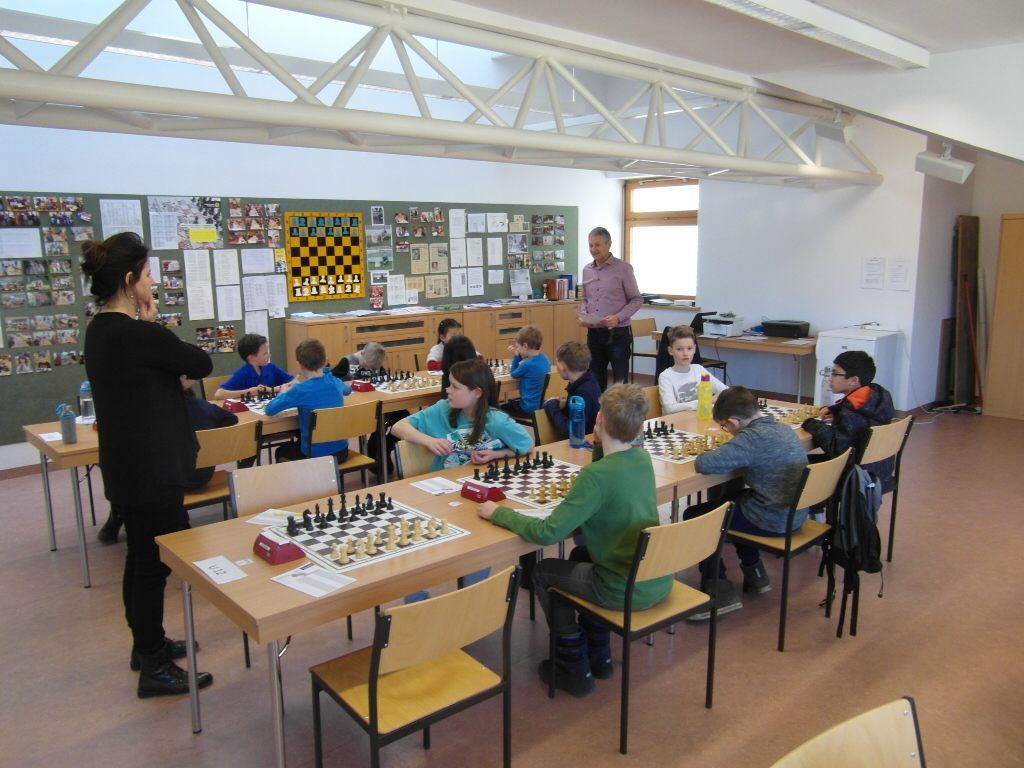 Die Spielerinnen und Spieler der U10 und U12 warteten gespannt auf das Startzeichen des Schiedsrichters Gerhard Fröwis.