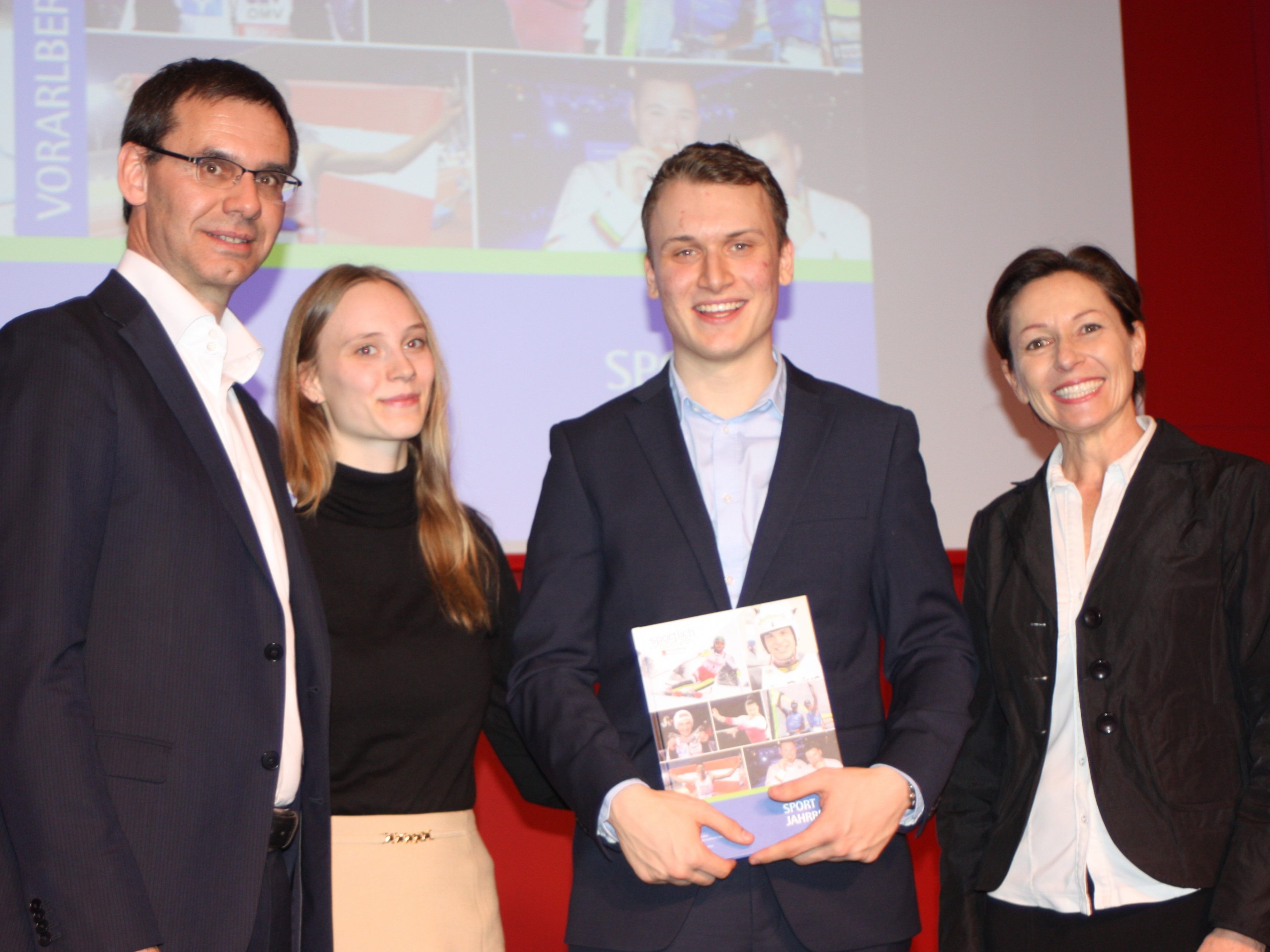 Autor Edwin Rosenberger mit LH Markus Wallner und Sport LR Martina Rüscher beim Sportjahrbuch präsentieren Autor Edwin Rosenberger mit LH Markus Wallner und Sport LR Martina Rüscher beim Sportjahrbuch präsentieren