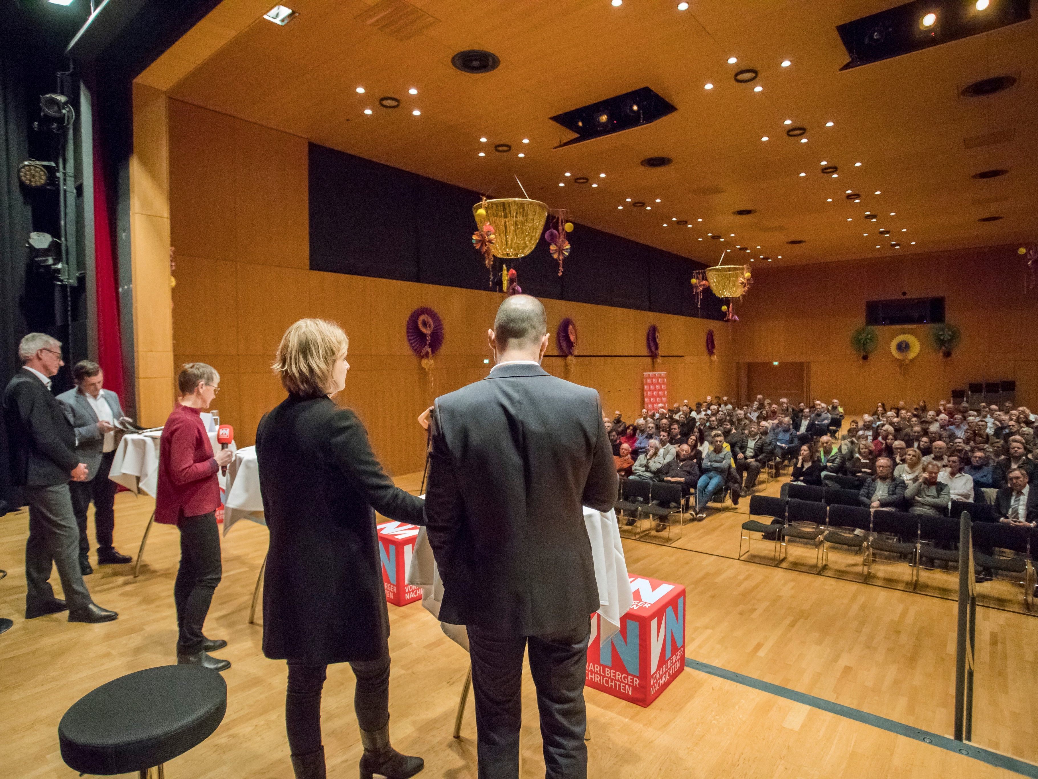 Großes Interesse am VN-Stammtisch in Altach, viele Bürger meldeten sich auch mit Statements und Fragen zu Wort.