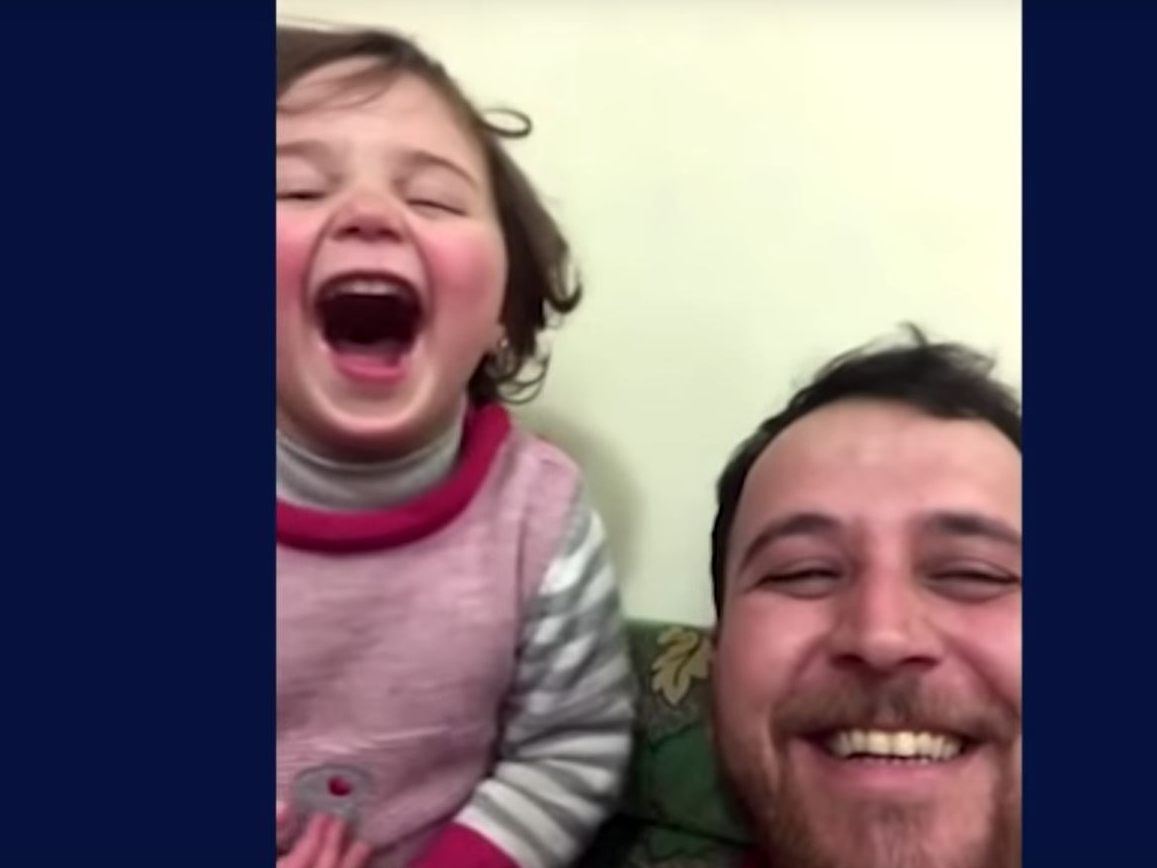 Vater und Tochter lachen gemeinsam die Schrecken des Krieges beiseite.