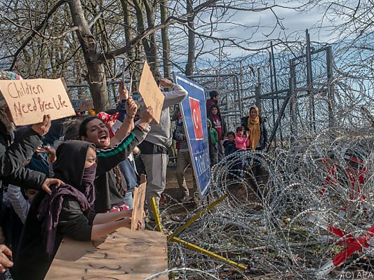Flüchtlinge suchen einen Weg nach Griechenland Flüchtlinge suchen einen Weg nach Griechenland