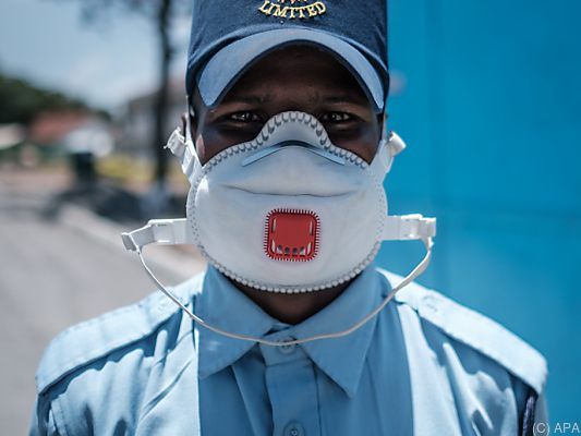 Sicherheitsoffizier mit Gesichtsmaske in Kenias Hauptstadt Nairobi