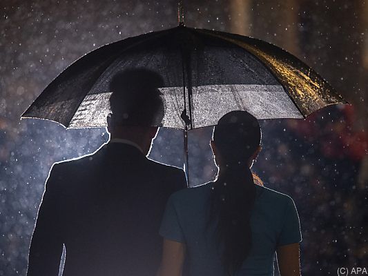 Harry und Meghan lassen die Royals im Regen stehen