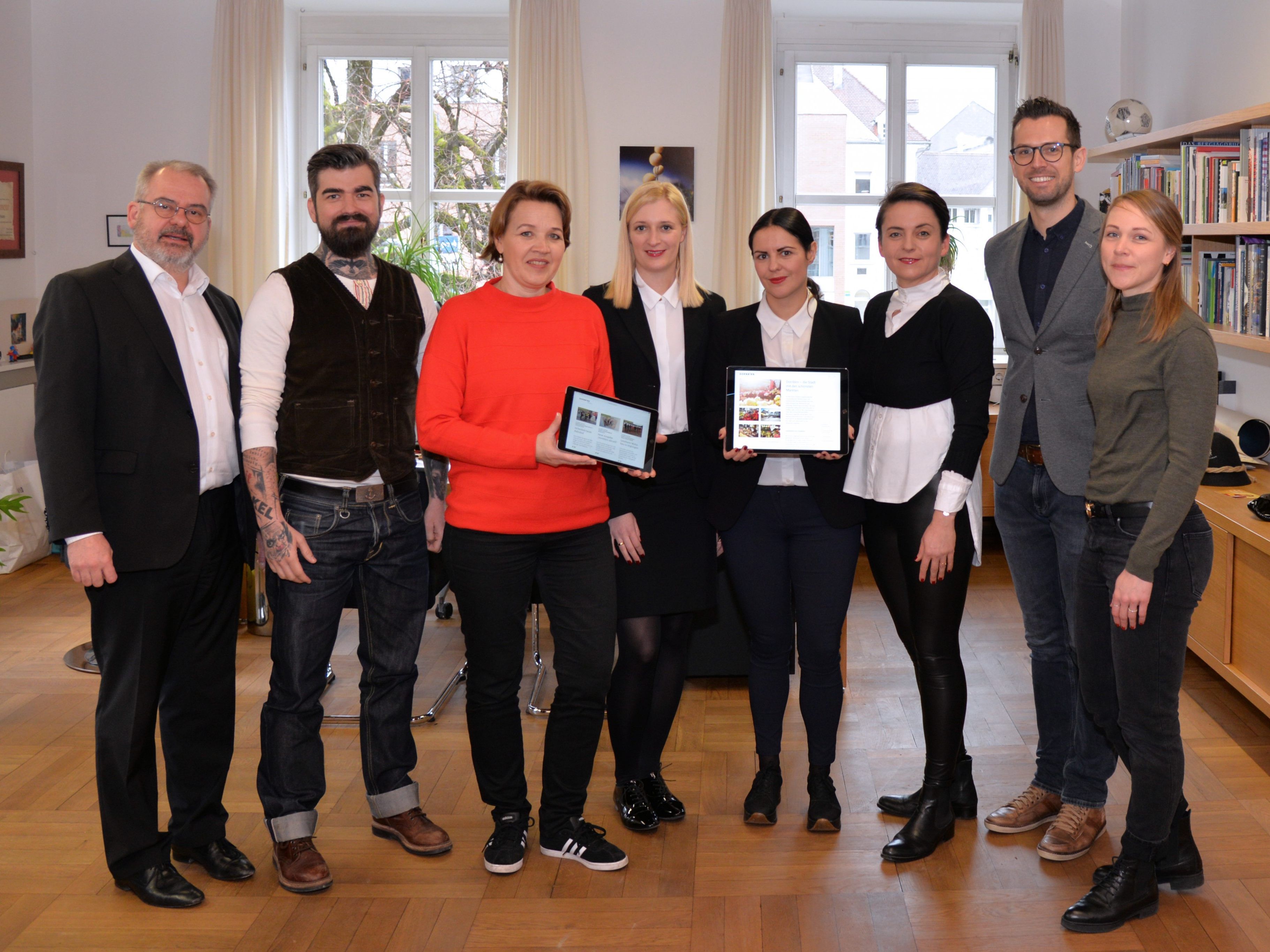 Vergangene Woche wurde die neue Homepage präsentiert: (vl.) Ralf Hämmerle, Markus Bischof (Dörler IT), Bürgermeisterin Andrea Kaufmann, Elisabeth Haschberger, Charlotte Erhart (Projektleiterin), Andrea Bonetti-Mair, Jürgen Scharf (WMUF), Christine Fritsch (WMUF) Vergangene Woche wurde die neue Homepage präsentiert: (vl.) Ralf Hämmerle, Markus Bischof (Dörler IT), Bürgermeisterin Andrea Kaufmann, Elisabeth Haschberger, Charlotte Erhart (Projektleiterin), Andrea Bonetti-Mair, Jürgen Scharf (WMUF), Christine Fritsch (WMUF)