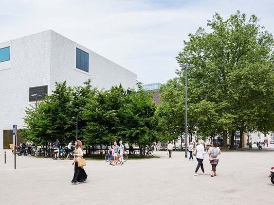 Beide bereits mit dem Hypo Bauherrenpreis ausgezeichnet: das Vorarlberg Museum von Cukrowicz Nachbaur Architekten und der Konmarktplatz in Bregenz von der ARGE Baumschlager Hutter und Hörbuger Kuess Foto: Darko Todorovic
