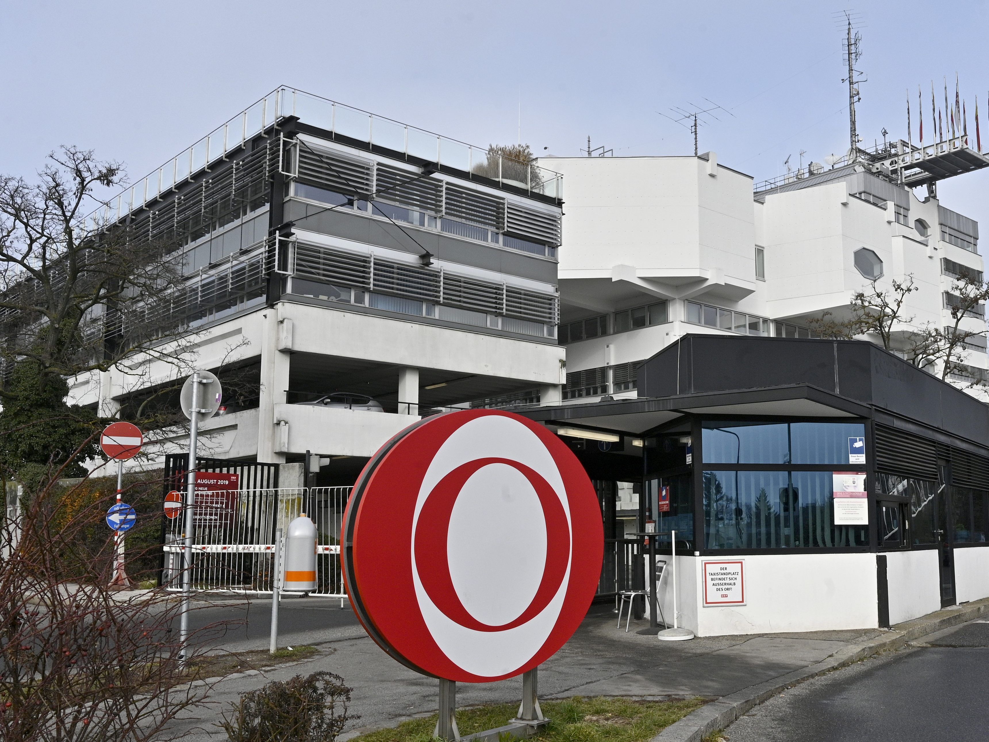 15 Mitarbeiter ziehen freiwillig in gesperrten Bereich im ORF-Zentrum. 15 Mitarbeiter ziehen freiwillig in gesperrten Bereich im ORF-Zentrum.
