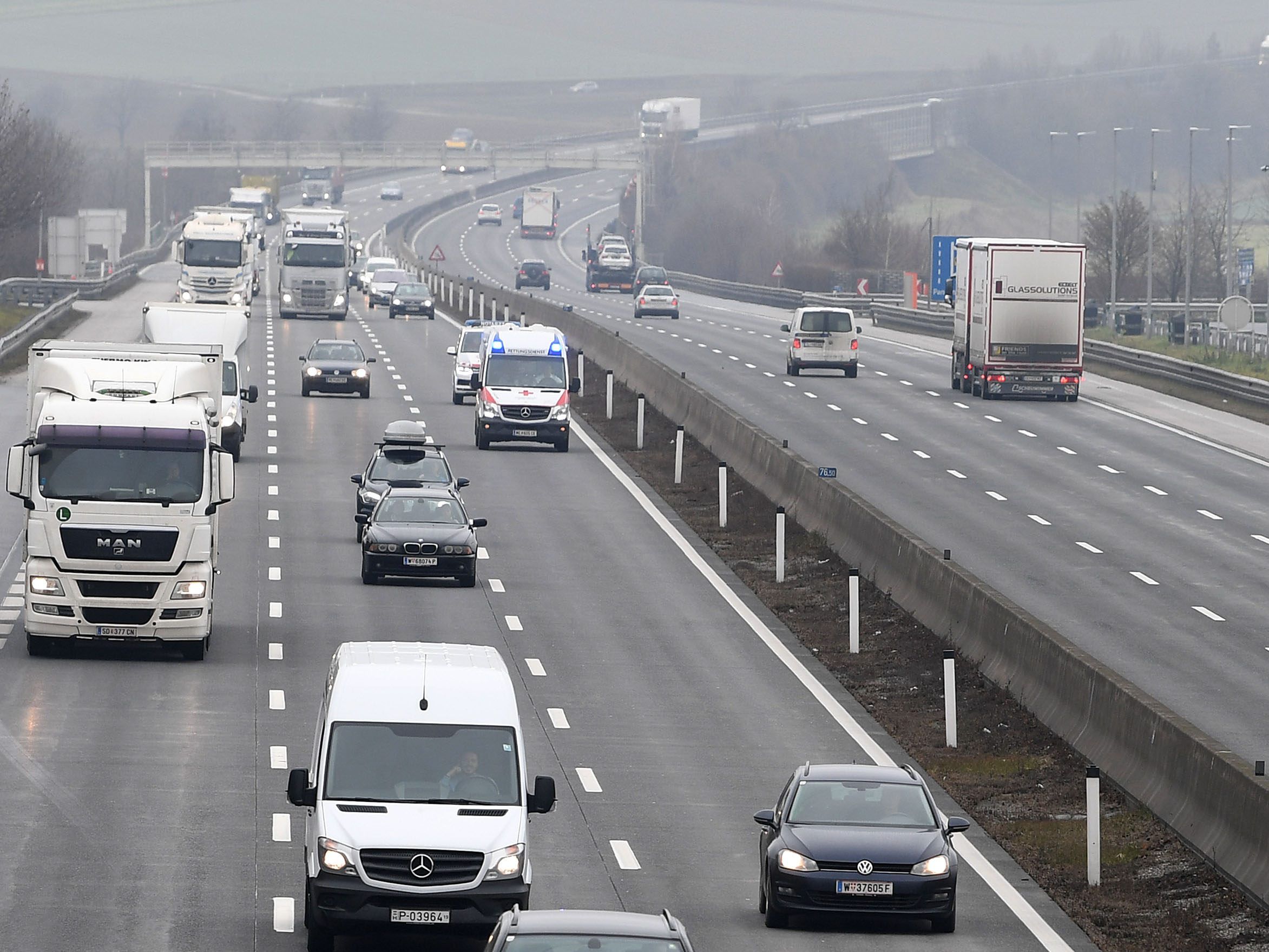 Drei Wochen lang dürfen Lkws auch aum Wochenende unterwegs sein.