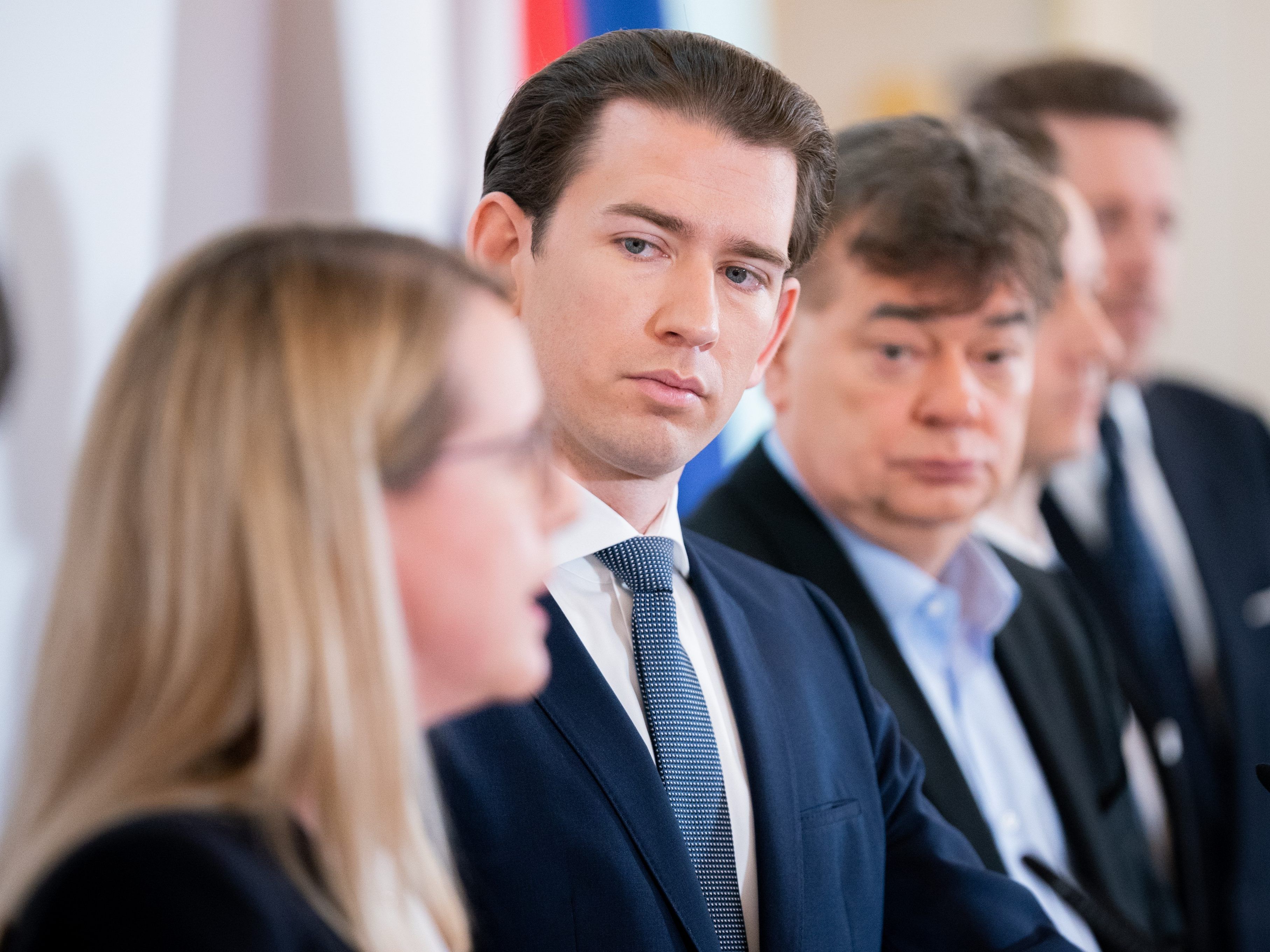 Die Regierungsmitglieder informieren über das Corona-Hilfspaket für Unternehmen und Arbeitsplätze.