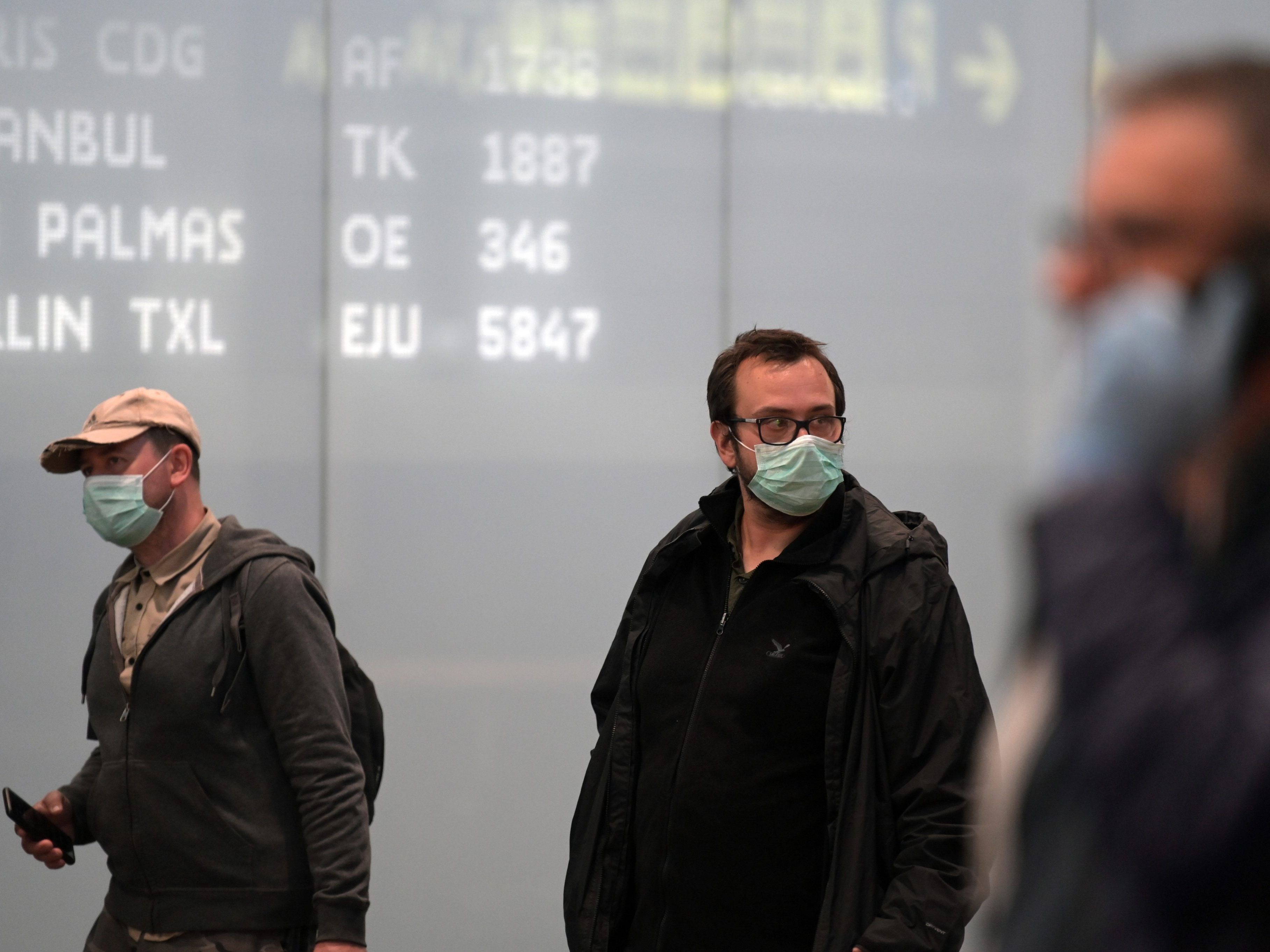 Fluggäste, die in Wien stranden, werden in die Quarantäneeinrichtung gebracht. Fluggäste, die in Wien stranden, werden in die Quarantäneeinrichtung gebracht.