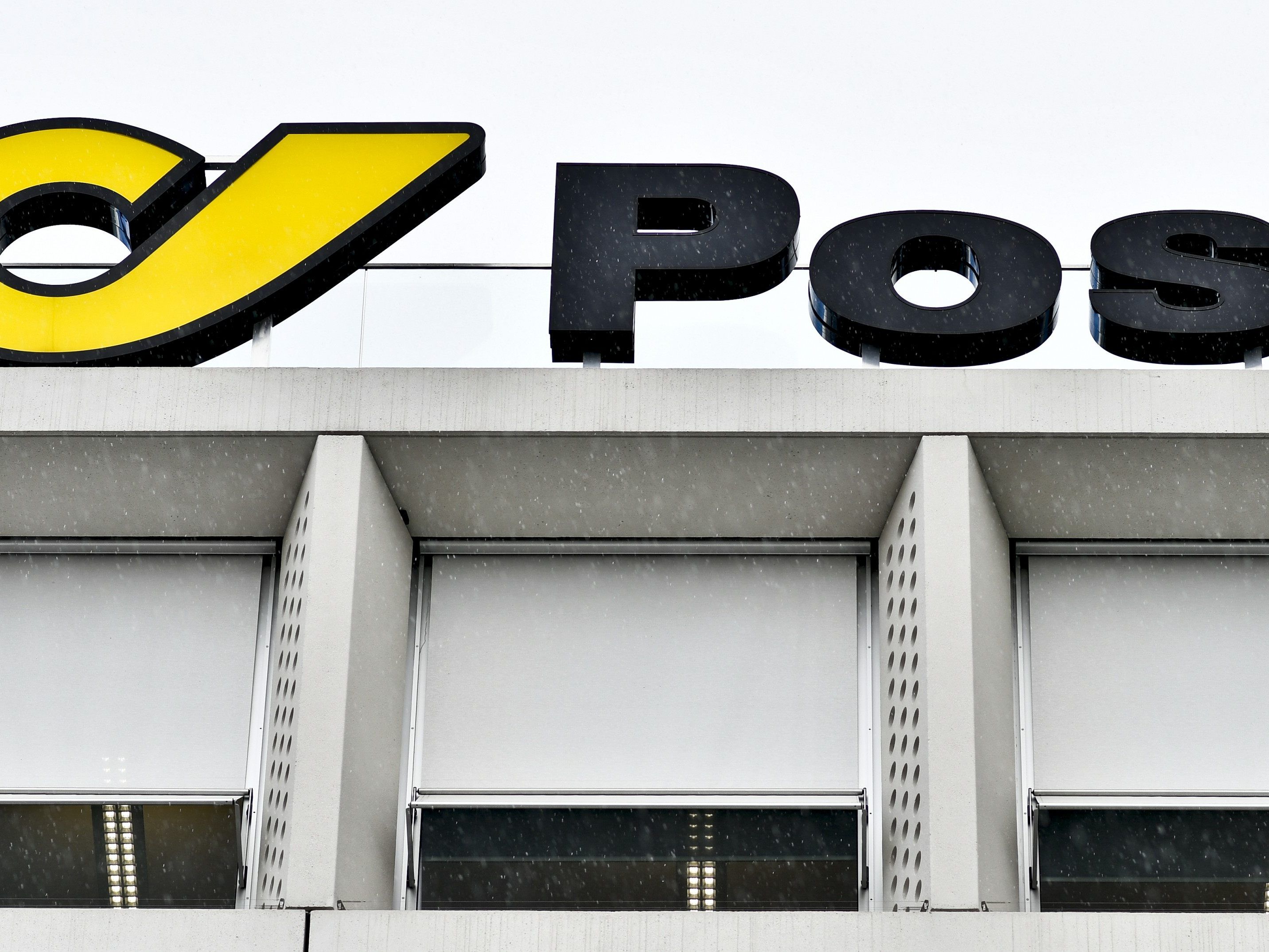 Auch die Post wird Plexiglas-Trennwände installieren.