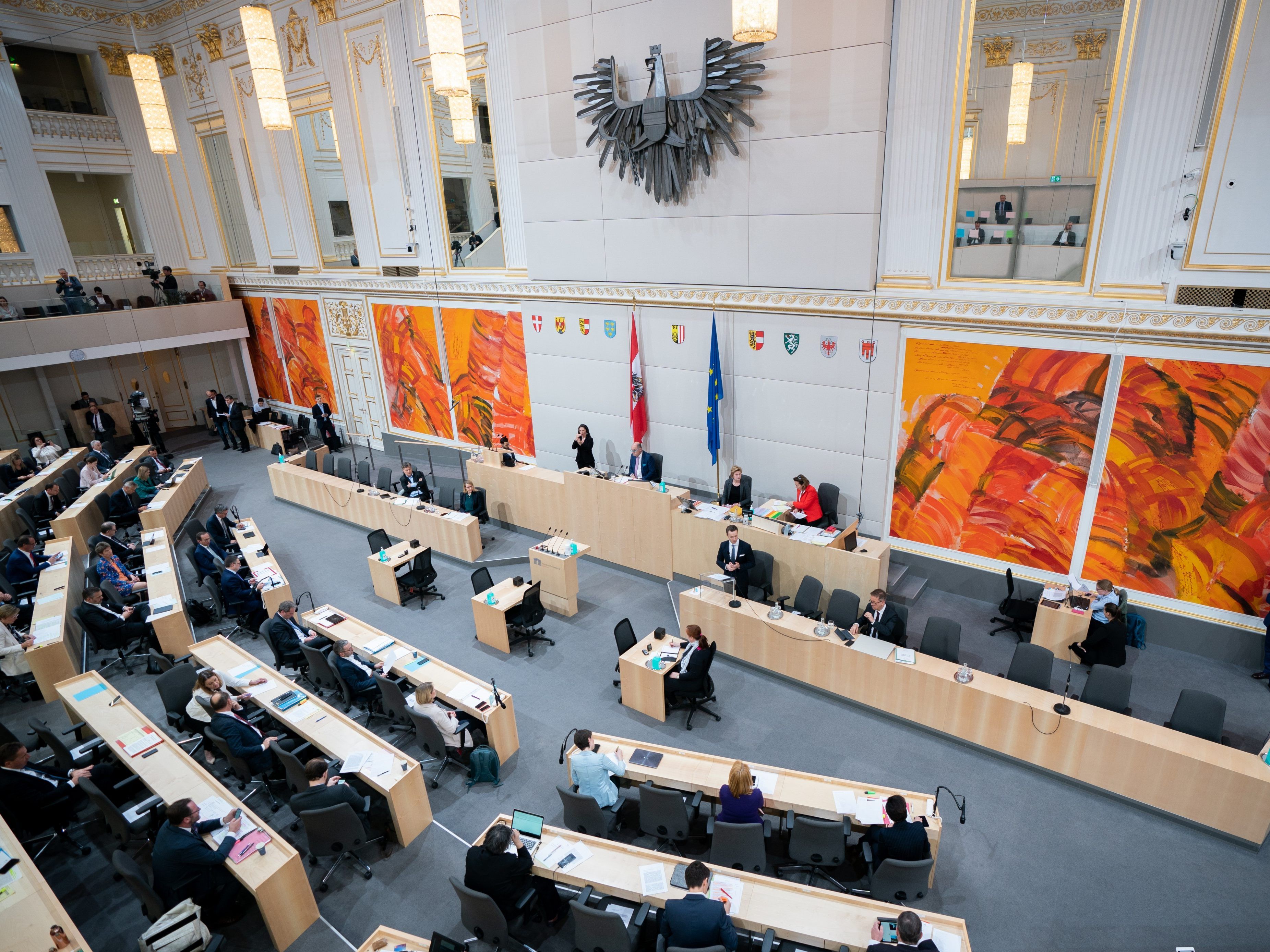 Im Nationalrat wird über das Coronavirus diskutiert.