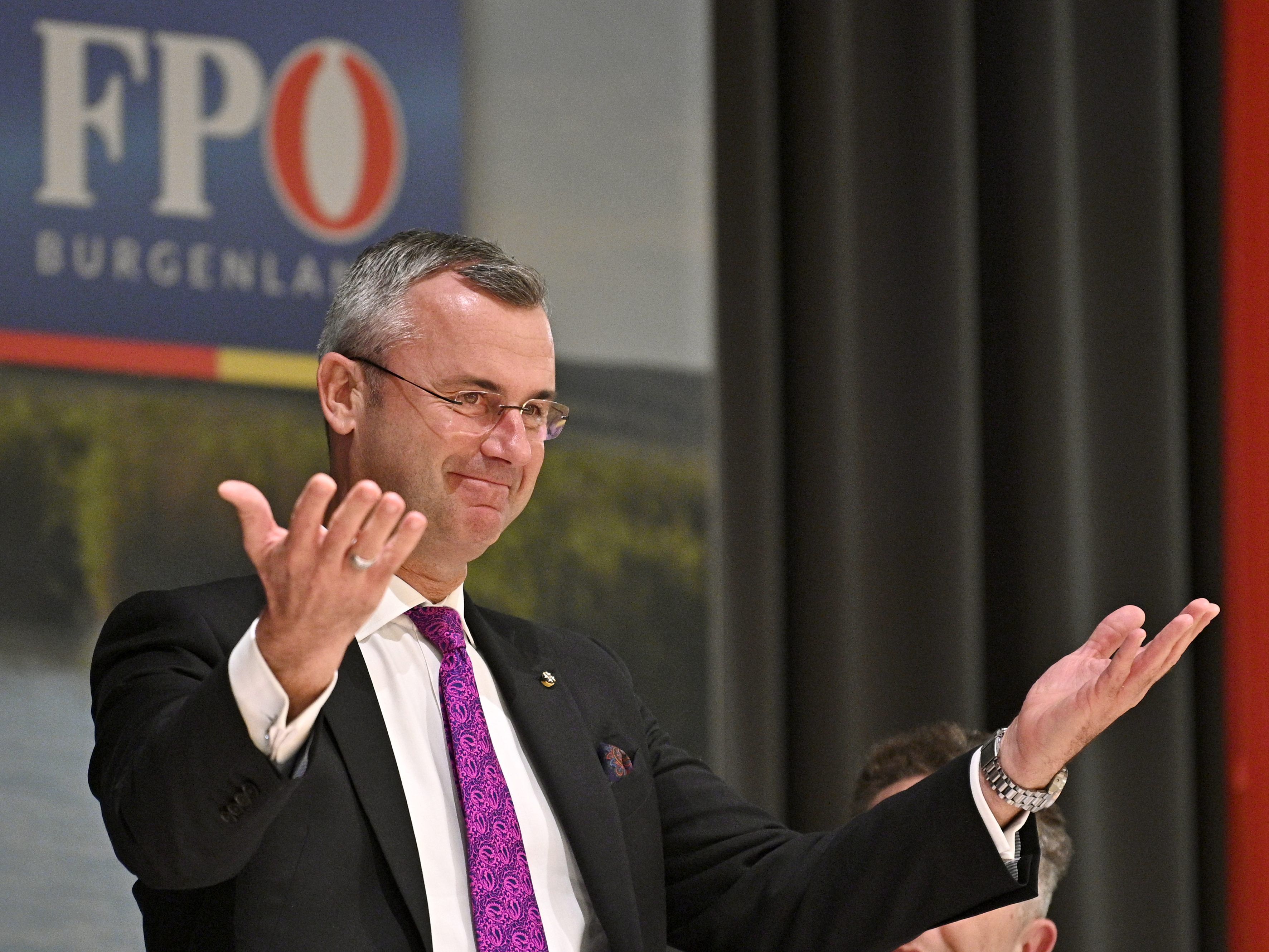 Hofer ist der neue Partei-Obmann der FPÖ im Burgenland. Hofer ist der neue Partei-Obmann der FPÖ im Burgenland.