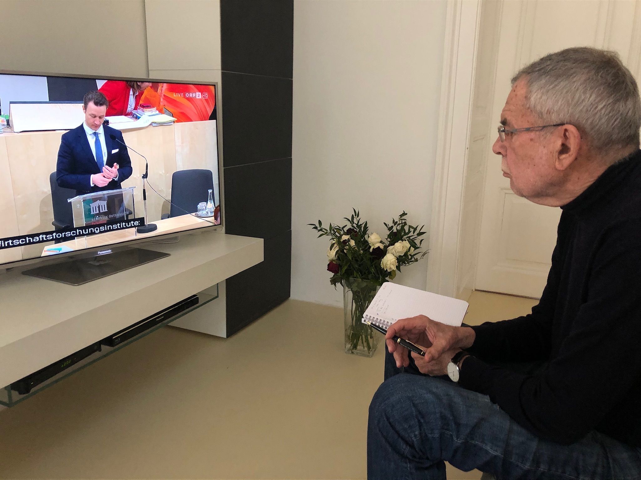 Van der Bellen verfolgte die Budget-Rede von zuhause. Van der Bellen verfolgte die Budget-Rede von zuhause.