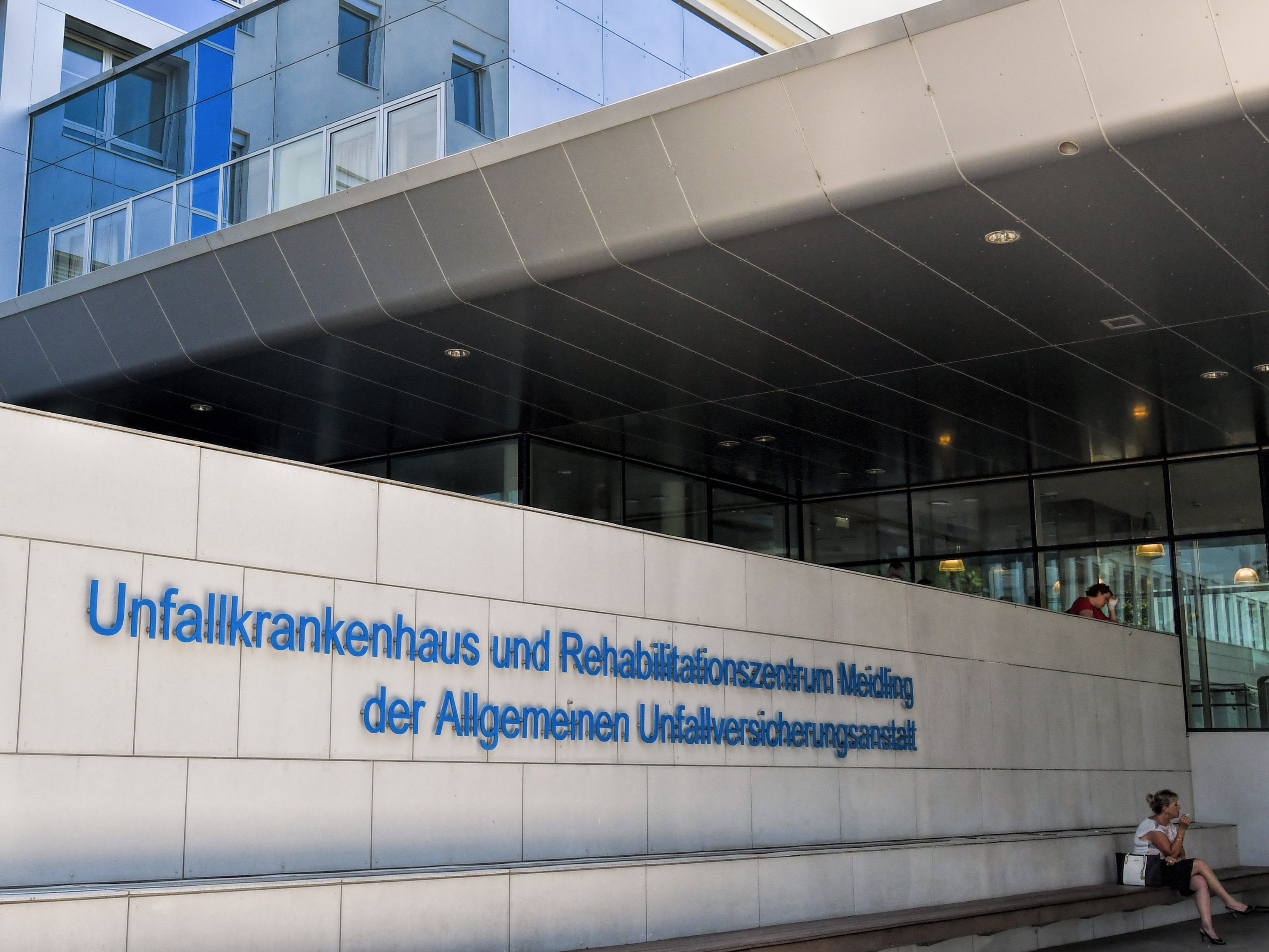 Der Arbeiter wurde nach dem sieben Meter tiefen Fall ins UKH Wien-Meidling gebracht.