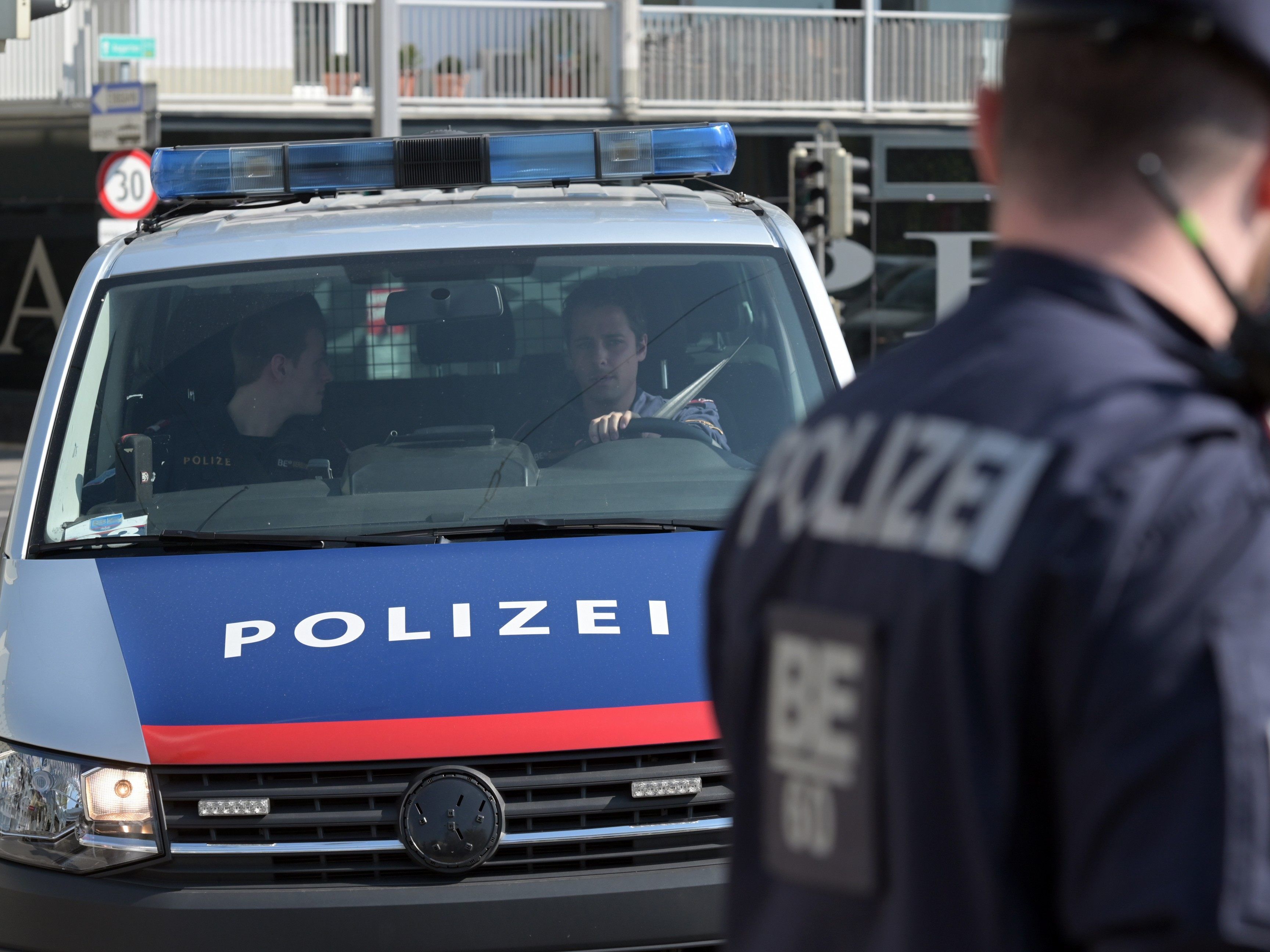 Die Polizei spielte bei ihrer Streife wieder die inoffizielle Österreich-Hymne von Fendrich.