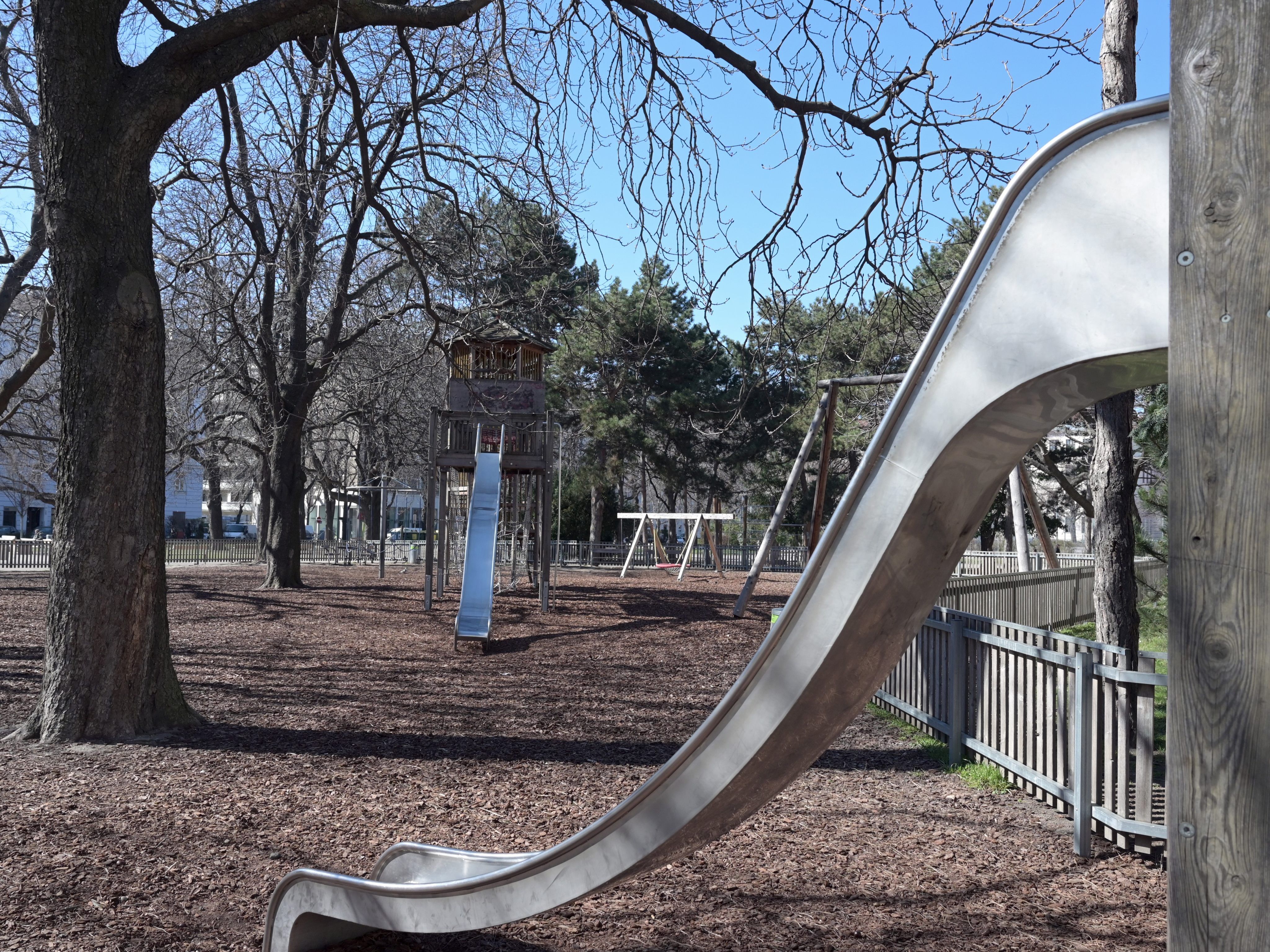 Das Betreten von Spielplätzen ist derzeit verboten.