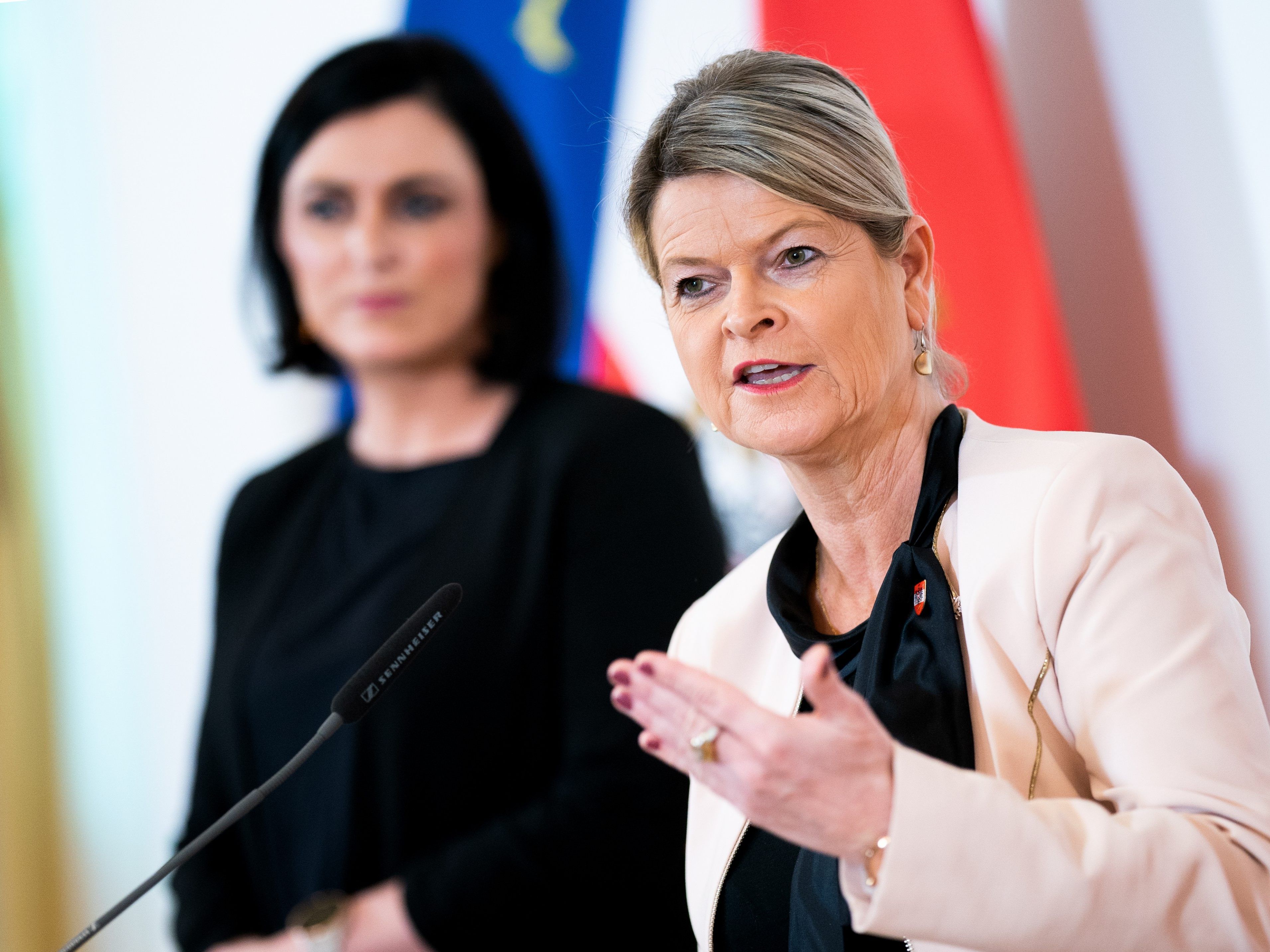 Die Ministerinnen informieren zum Thema Bundesheer und Zivildienst. Die Ministerinnen informieren zum Thema Bundesheer und Zivildienst.