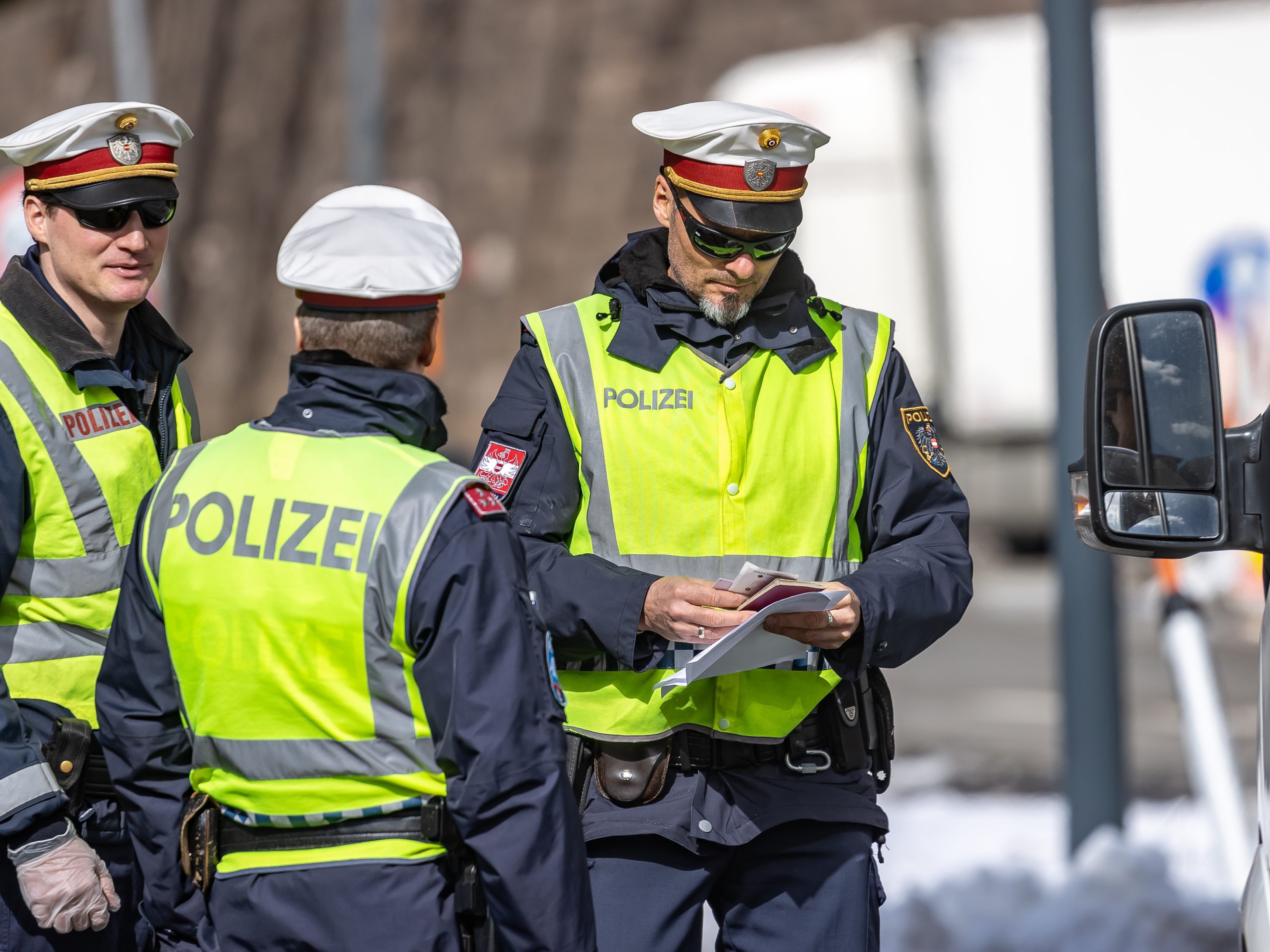 Österreich kündigt wegen Coronavirus Grenzkontrollen zur Schweiz an.