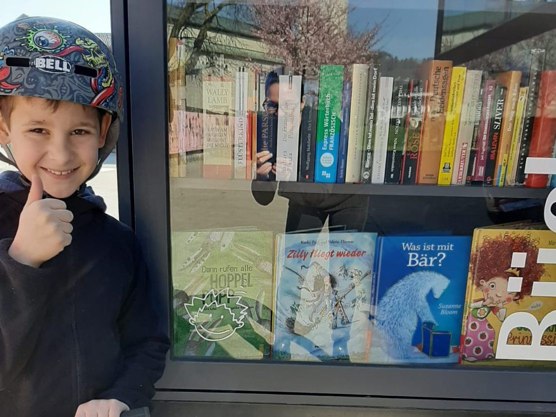Bibliotheks-Mitarbeiterin Alexandra Pohn und ihr Sohn Aurel (Foto) sorgen für Ordnung in den Bücherboxen.