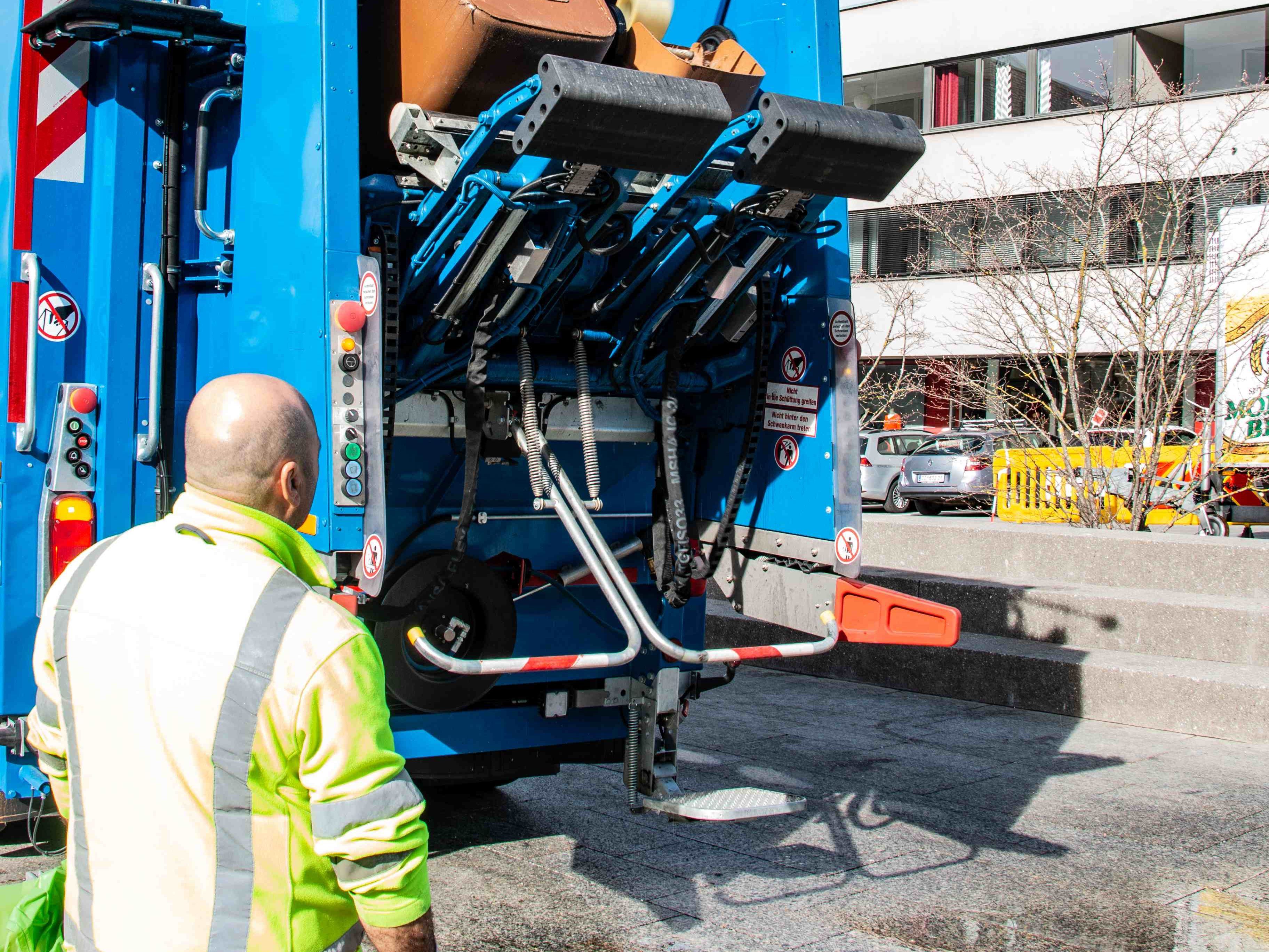 Rest- und Biobfall, Altpapier und der Gelbe Sacke werden weiterhin verlässlich ab Haus abgeholt. Rest- und Biobfall, Altpapier und der Gelbe Sacke werden weiterhin verlässlich ab Haus abgeholt.
