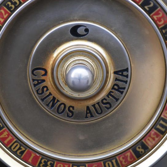 Der Lotterien-Anbieter Sazka des Milliardärs Karel Komarek strebt seit 2015 die Mehrheit an den Casinos Austria an. Der Lotterien-Anbieter Sazka des Milliardärs Karel Komarek strebt seit 2015 die Mehrheit an den Casinos Austria an.
