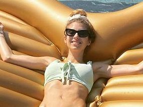 Cathy Hummels zeigt sich bei ihrem Trip freizügig. Cathy Hummels zeigt sich bei ihrem Trip freizügig.