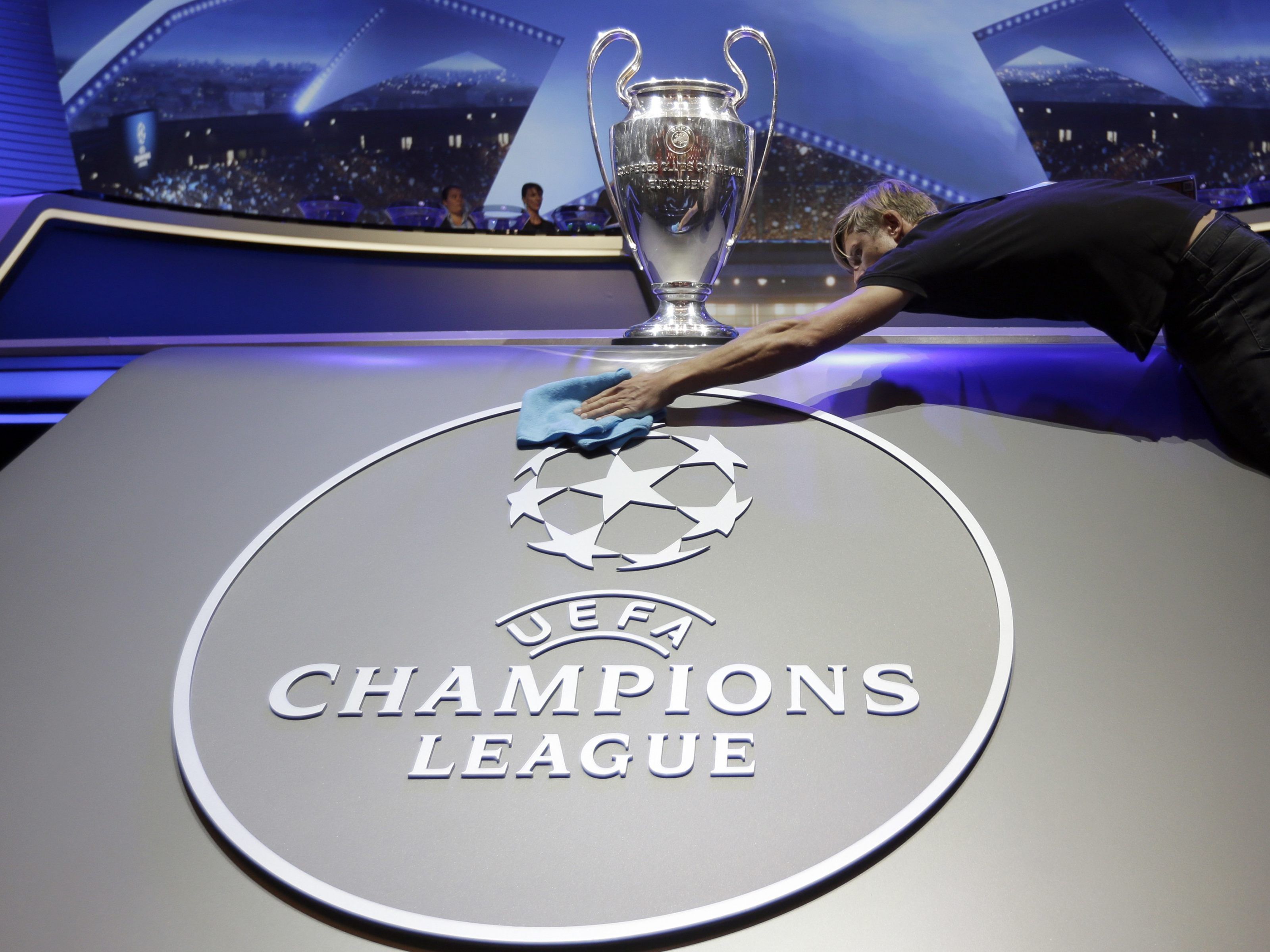 Die UEFA hat laut Marca die Europacub-Bewerbe gestoppt. Die UEFA hat laut Marca die Europacub-Bewerbe gestoppt.