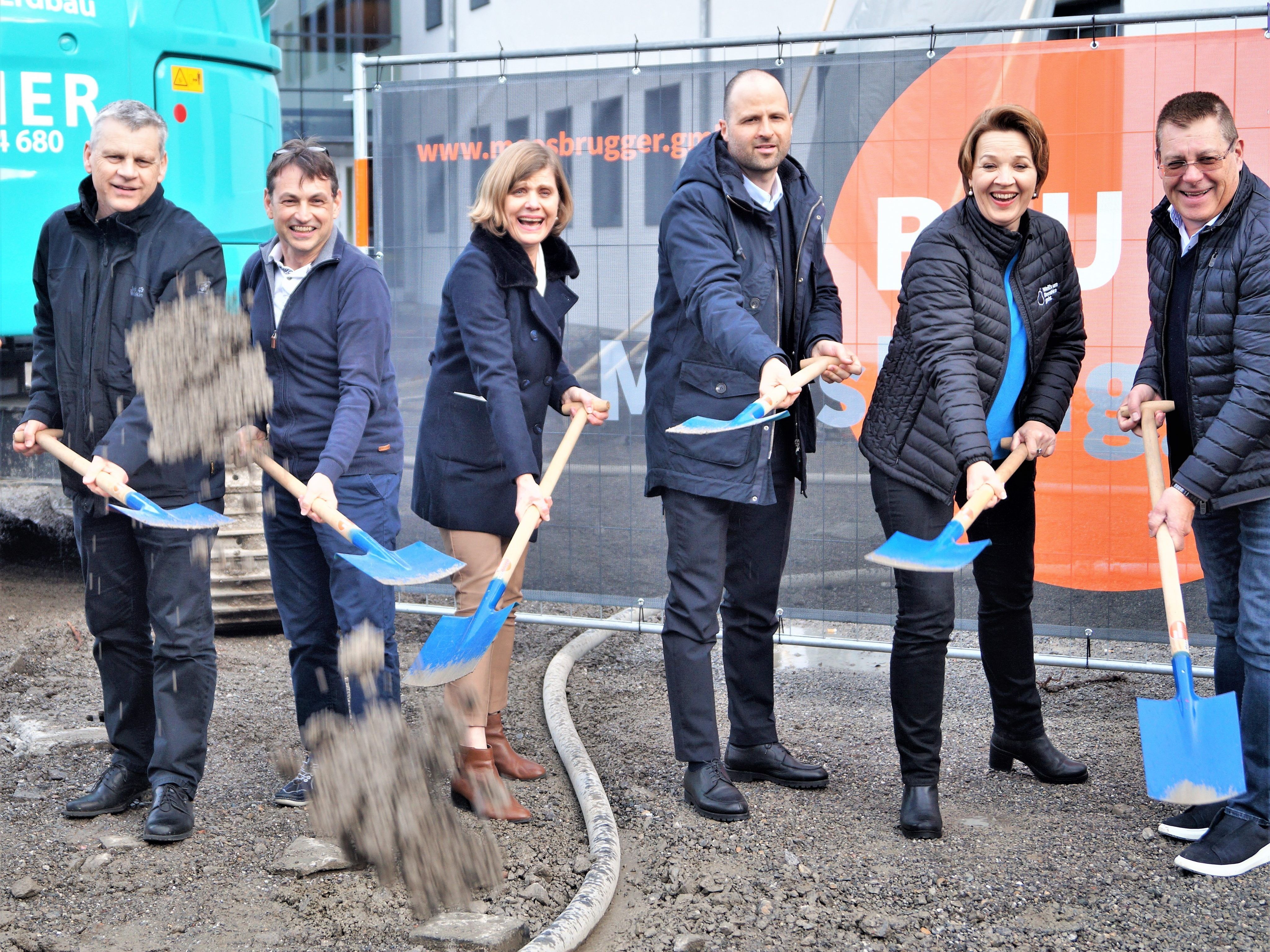Architekt Dietmar Walser, Schulleiter Bruno Bereuter, Landtagsabgeordnete Barbara Schöbi-Fink, Landesrat Marco Tittler, Bürgermeisterin Andrea Kaufmann und Gerhard Tschabrun (Bauaufsicht)