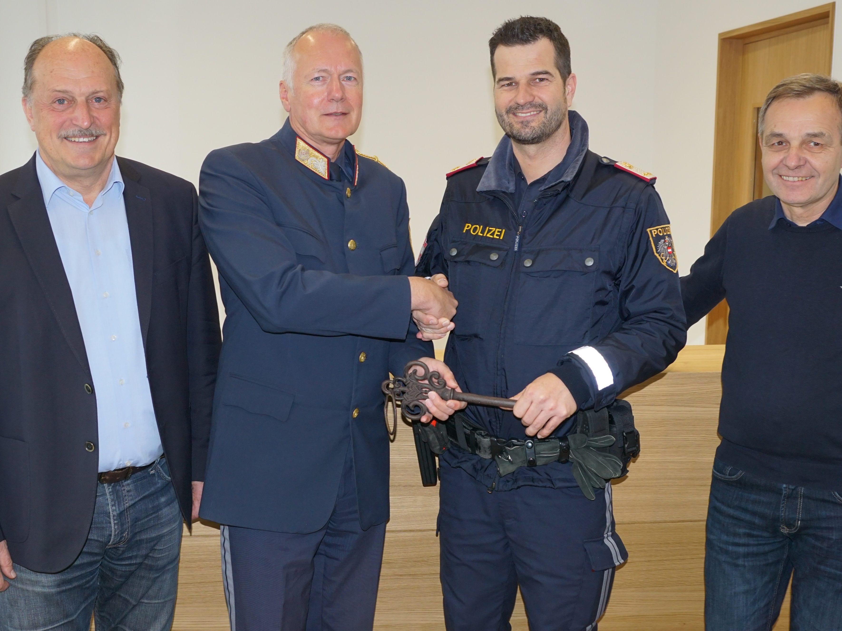 Neues Kapitel für die Polizei in Hörbranz: Schlüsselübergabe mit Bgm. Karl Hehle, Landespolizeidirektor Hans – Peter Ludescher, Christian Schwendinger (Leiter PI Hörbranz) und Architekt Josef Fink.