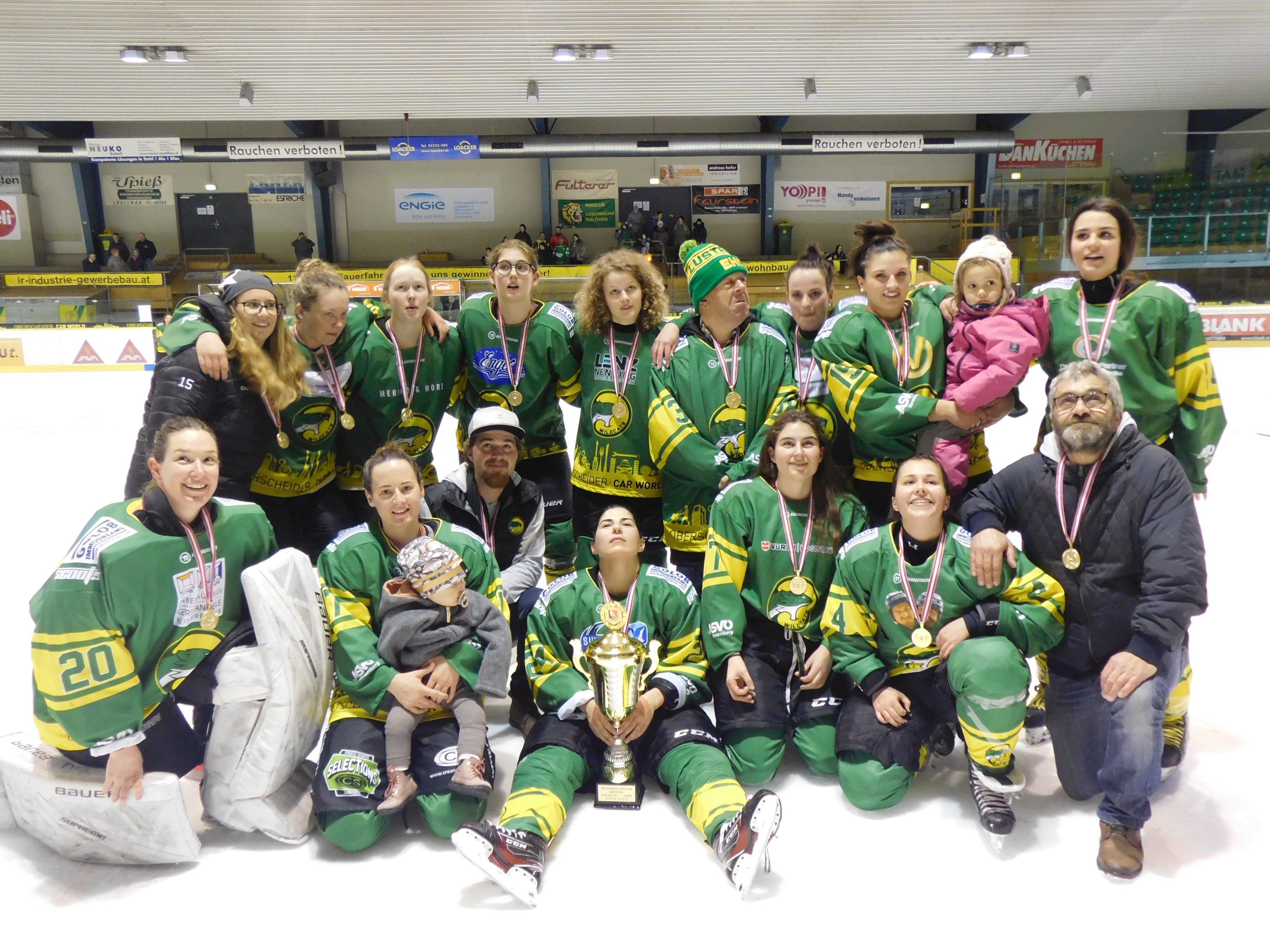 Die Hockey Ladies mit dem Meisterpokal Die Hockey Ladies mit dem Meisterpokal