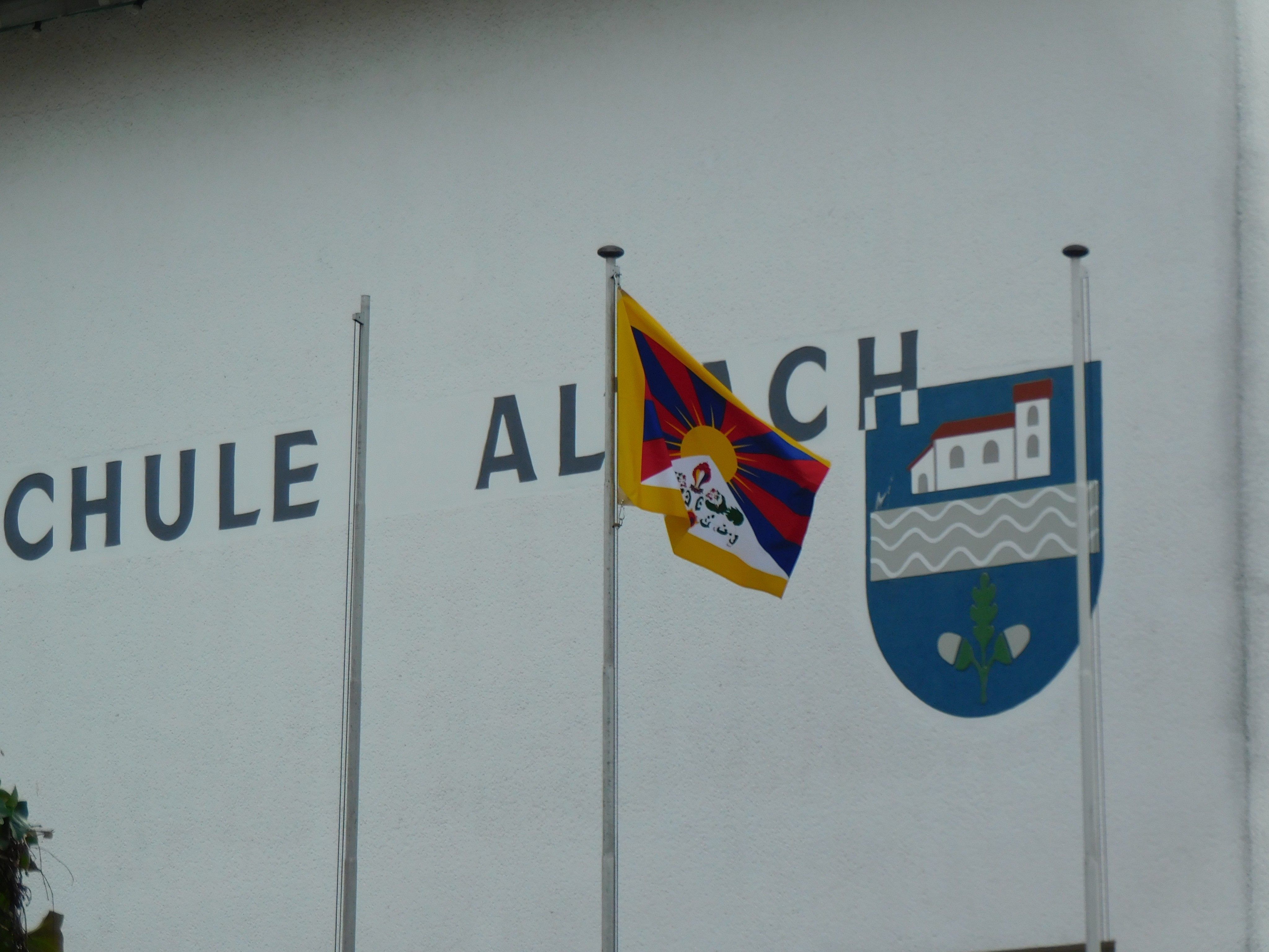 Die tibetische Flagge wehrt am Altacher Gemeindeamt Die tibetische Flagge wehrt am Altacher Gemeindeamt