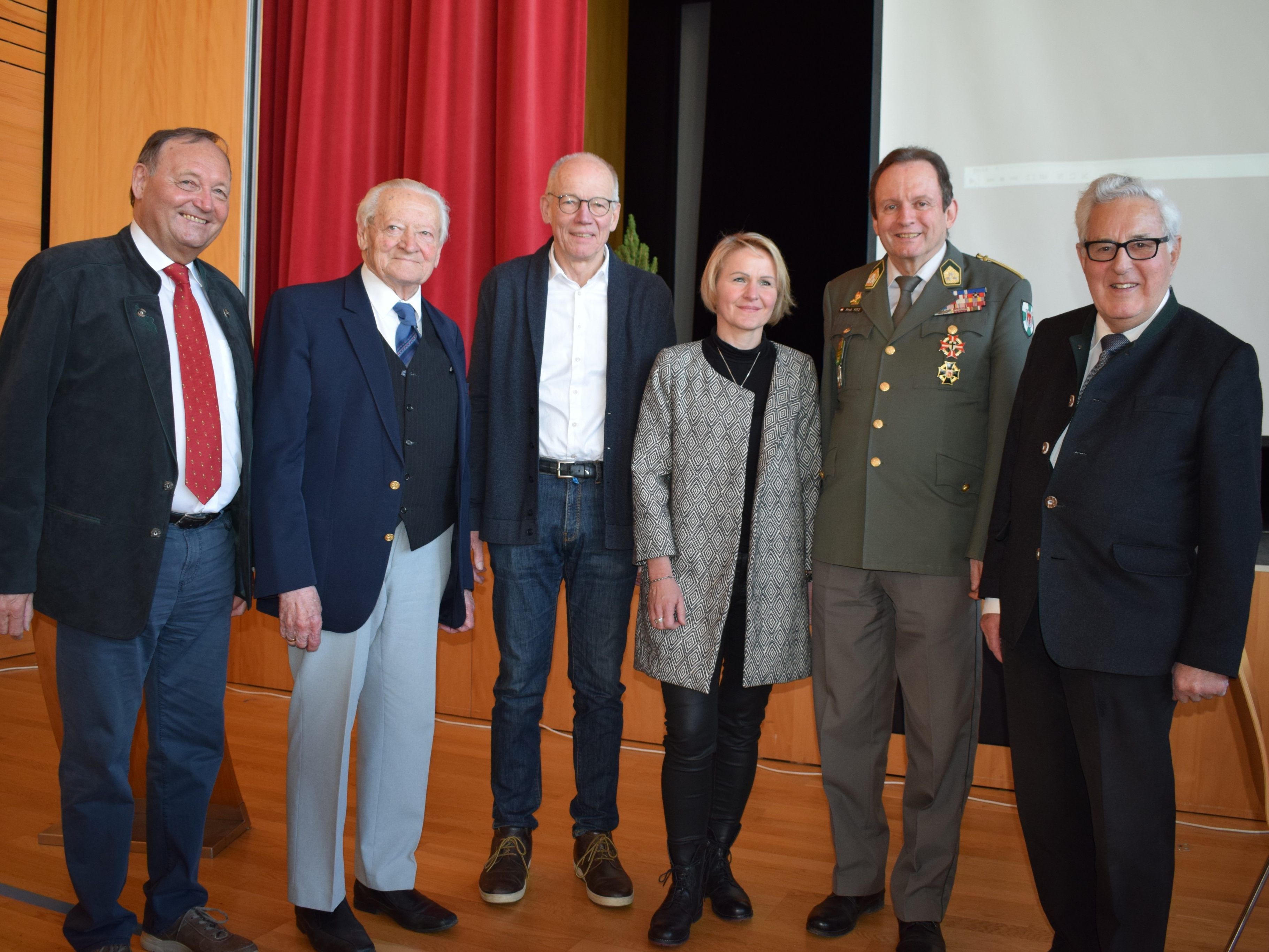 Gratulierten Ludwig Bertel zu seinen Arbeiten: Bgm. Kurt Krottenhammer, Joseph Holzmüller, Dagmar Eberle, Oberst Erwin Fitz und aNR Gottfried Feurstein. Gratulierten Ludwig Bertel zu seinen Arbeiten: Bgm. Kurt Krottenhammer, Joseph Holzmüller, Dagmar Eberle, Oberst Erwin Fitz und aNR Gottfried Feurstein.