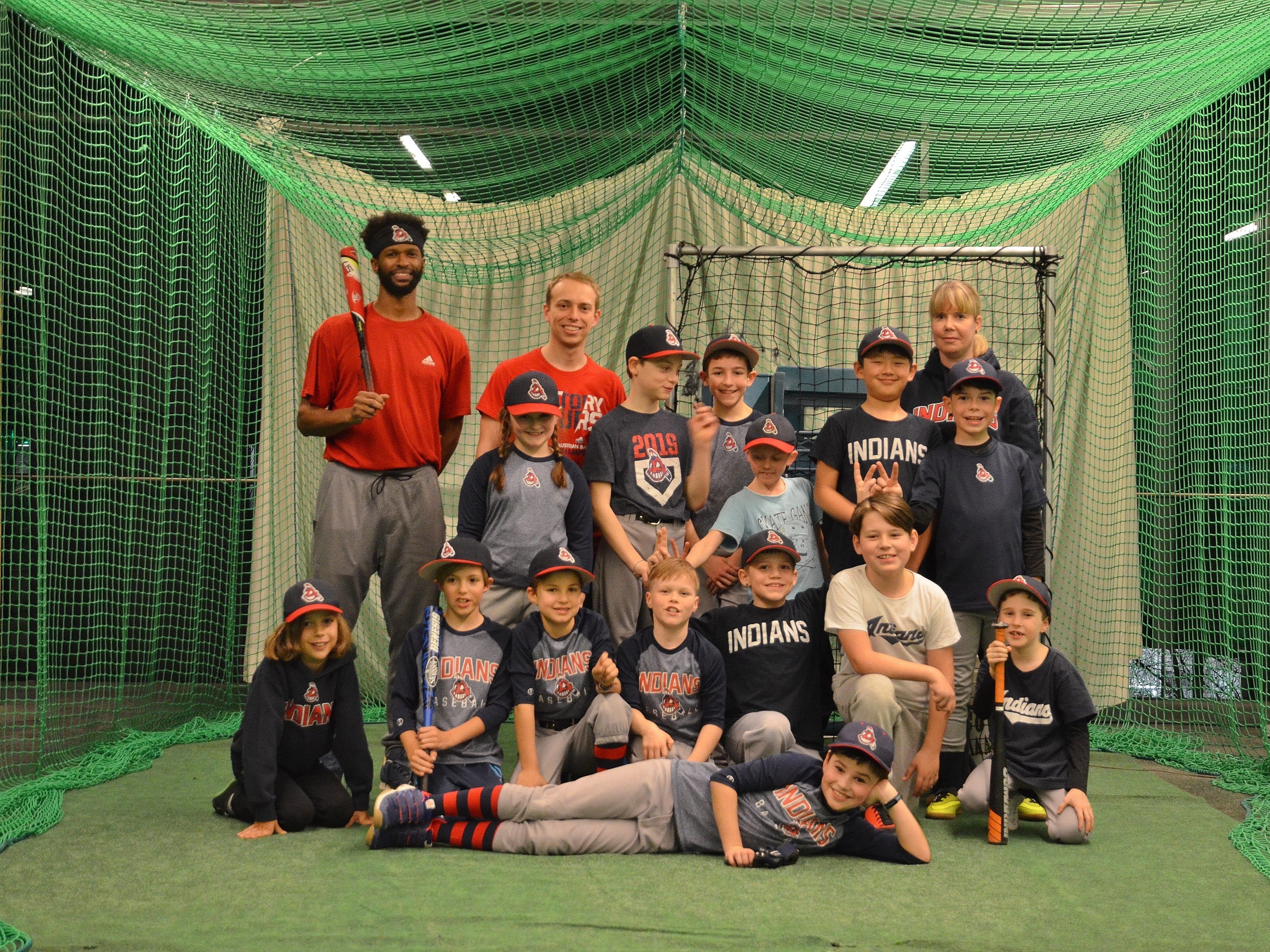 Den Indians-Kids macht das Training sichtlich Spaß, was nicht zuletzt auch an den Coaches Elias (2. v. li.), Chris und Tanja liegt.