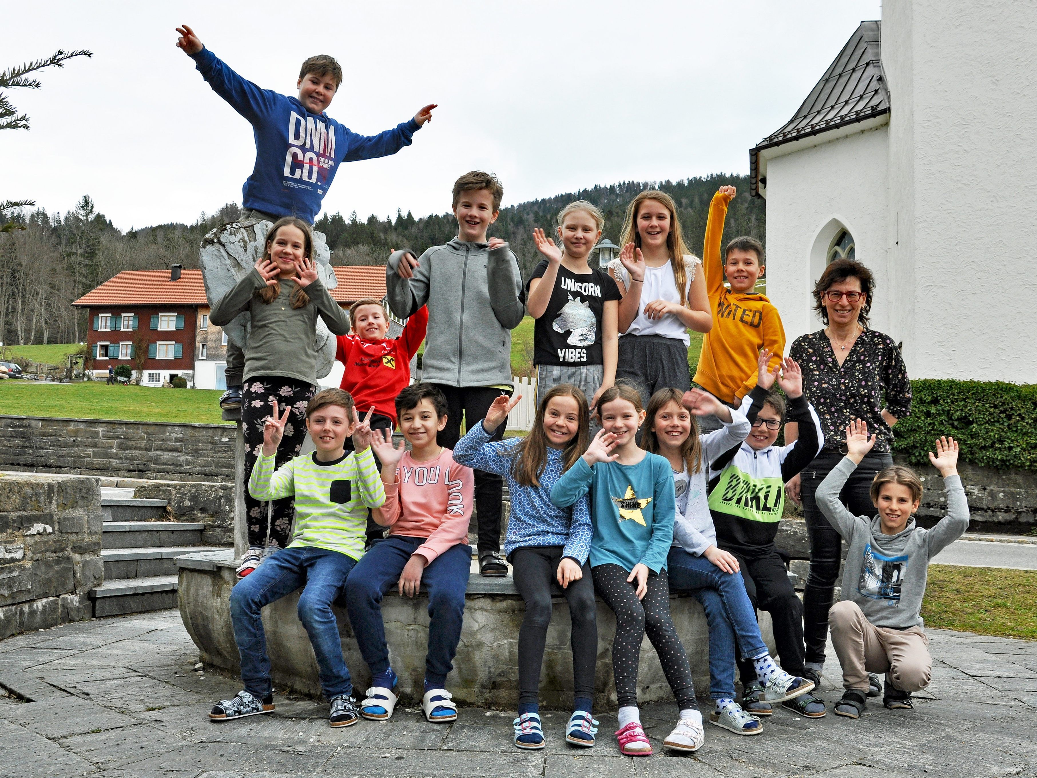 Kurz vor der Schulschließung stellten sich die Schüler der vierten Schulstufe zum Gruppenfoto auf.