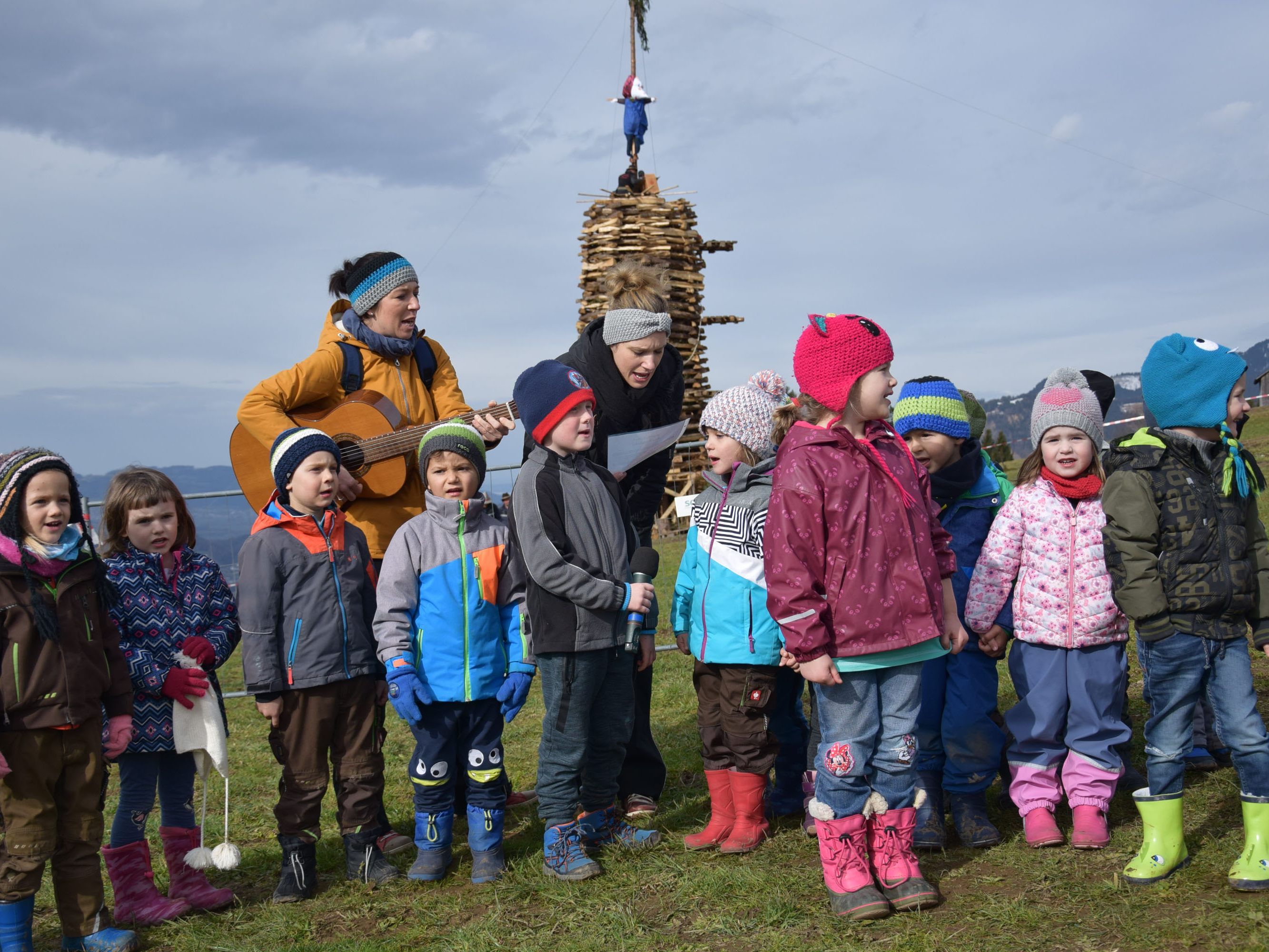 Die Kindergärtler verabschiedeten die Hexe mit einem Liedchen.