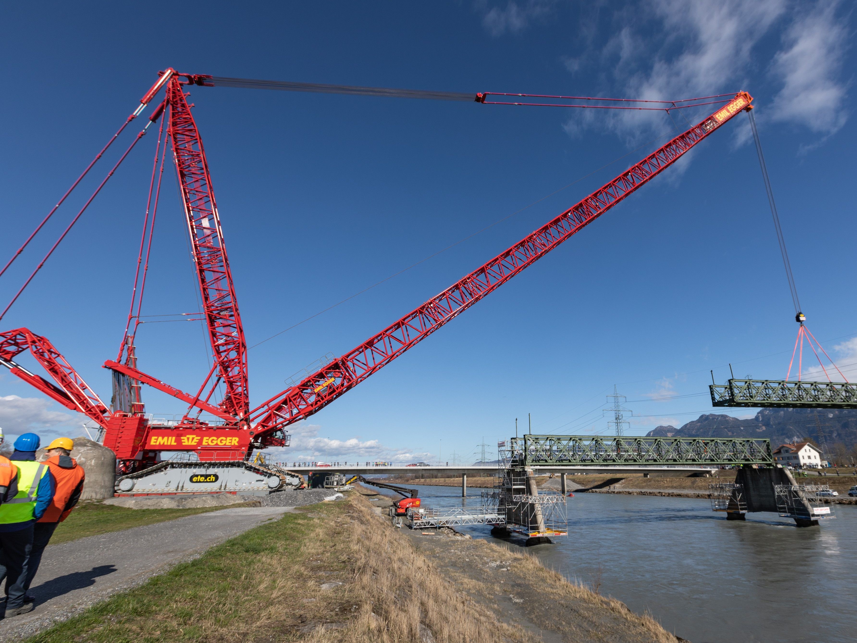 Das 70 Tonnen schwere Tragwerk wurde pünktlich um 14:30 Uhr angehoben. Das 70 Tonnen schwere Tragwerk wurde pünktlich um 14:30 Uhr angehoben.