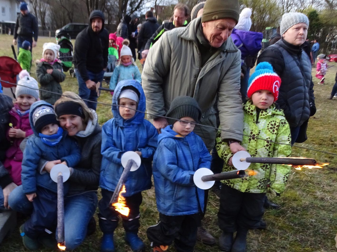 Die Kinder durften ihre Fackeln schließlich doch noch anzünden. Die Kinder durften ihre Fackeln schließlich doch noch anzünden.