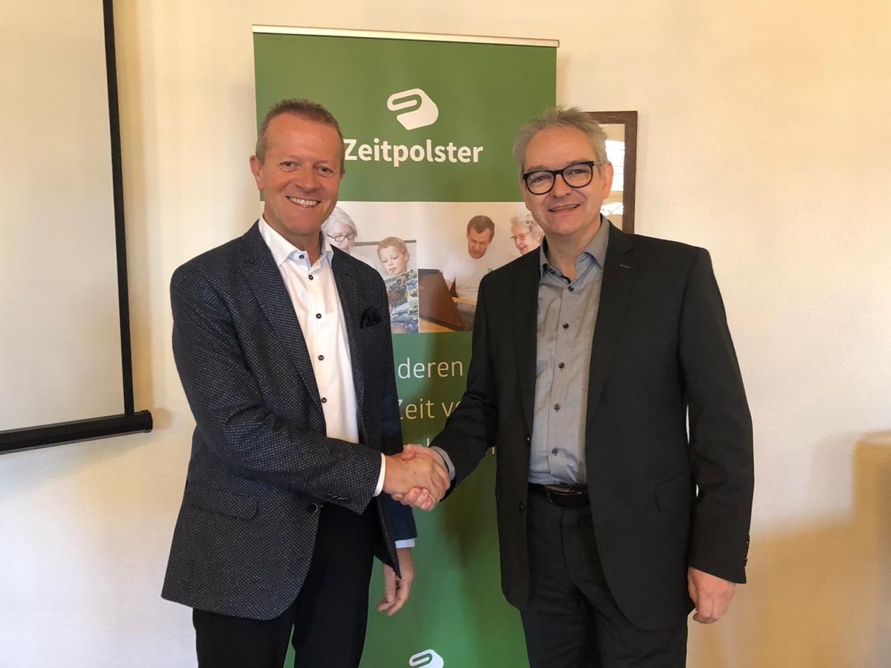 Ewald Ospelt, der neue Präsident für Zeitpolster Liechtenstein und ZeitpolsteGründer Gernot Jochum-Müller unterzeichnen den Lizenzvertrag im Zuge der Pressekonferenz Ewald Ospelt, der neue Präsident für Zeitpolster Liechtenstein und ZeitpolsteGründer Gernot Jochum-Müller unterzeichnen den Lizenzvertrag im Zuge der Pressekonferenz
