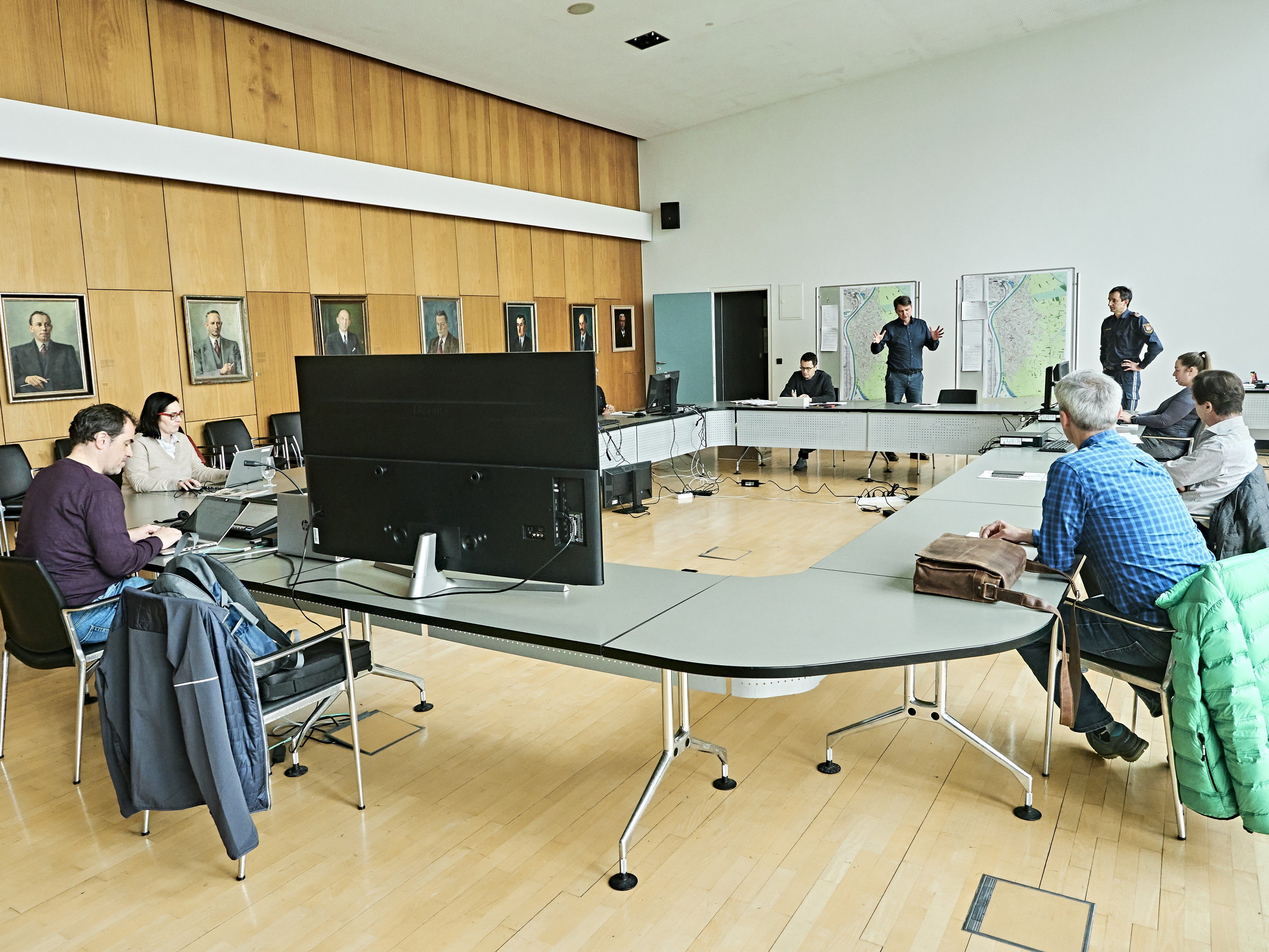 Der Krisenstab im Lustenauer Rathaus. Täglich wird ein Gesamtbild über die Lage in Lustenau erstellt und Maßnahmen getroffen. Der Krisenstab im Lustenauer Rathaus. Täglich wird ein Gesamtbild über die Lage in Lustenau erstellt und Maßnahmen getroffen.