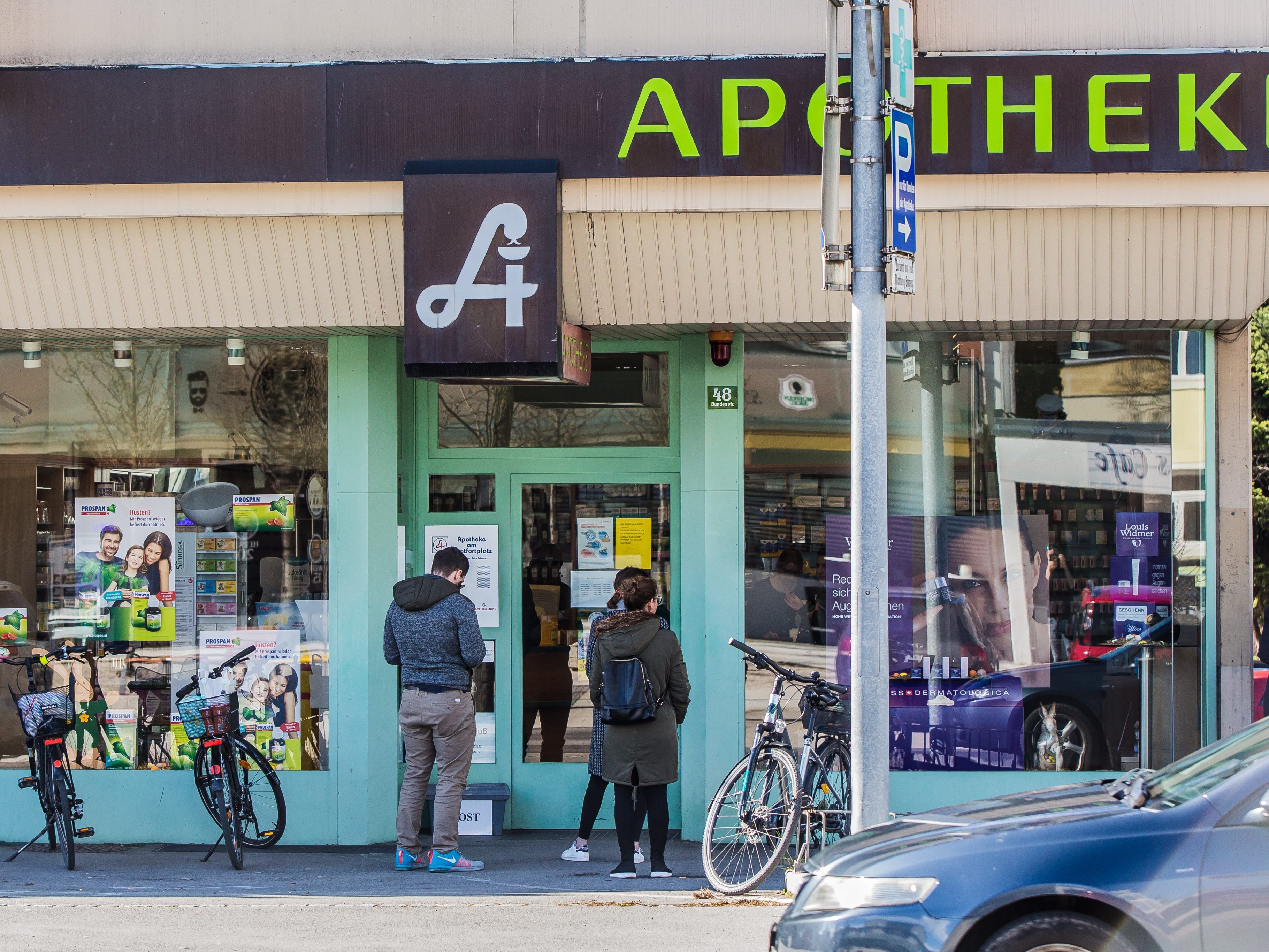 Unter anderem bleiben Apotheken weiterhin geöffnet. Unter anderem bleiben Apotheken weiterhin geöffnet.