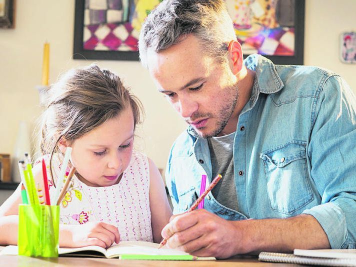 Eltern verstärkt gefragt: Die Kinder bei der Bewältigung der Schulaufgaben zu unterstützen, steht jetzt auf der Tagesordnung.