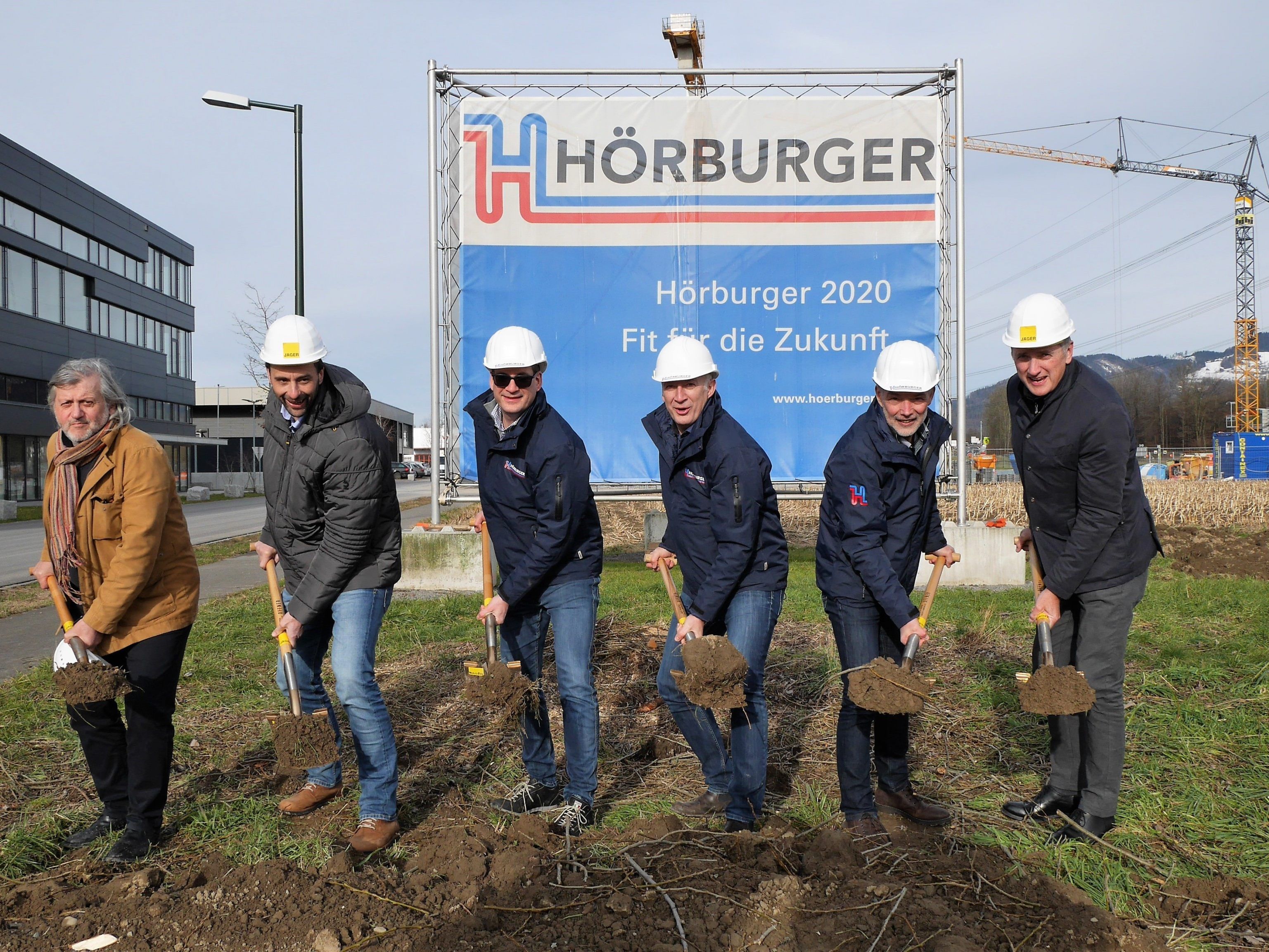 Spatenstich für die neue Produktionshalle von Hörburger Energietechnik in Rankweil. Projektleiter Martin Gaudenzi (Aicher Ziviltechniker), Geschäftsführer Thomas Lang (Jäger Bau), die Hörburger-Geschäftsführer Simon Hörburger, Bertram Hörburger und Klaus Hämmerle sowie Architekt Gerhard Aicher Spatenstich für die neue Produktionshalle von Hörburger Energietechnik in Rankweil. Projektleiter Martin Gaudenzi (Aicher Ziviltechniker), Geschäftsführer Thomas Lang (Jäger Bau), die Hörburger-Geschäftsführer Simon Hörburger, Bertram Hörburger und Klaus Hämmerle sowie Architekt Gerhard Aicher