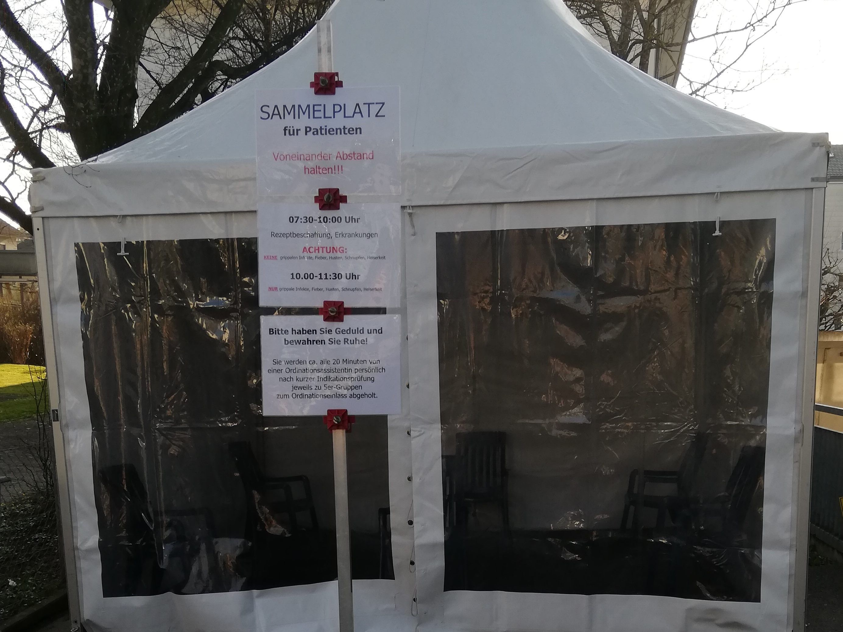 Wartezonen vor Arztpraxen