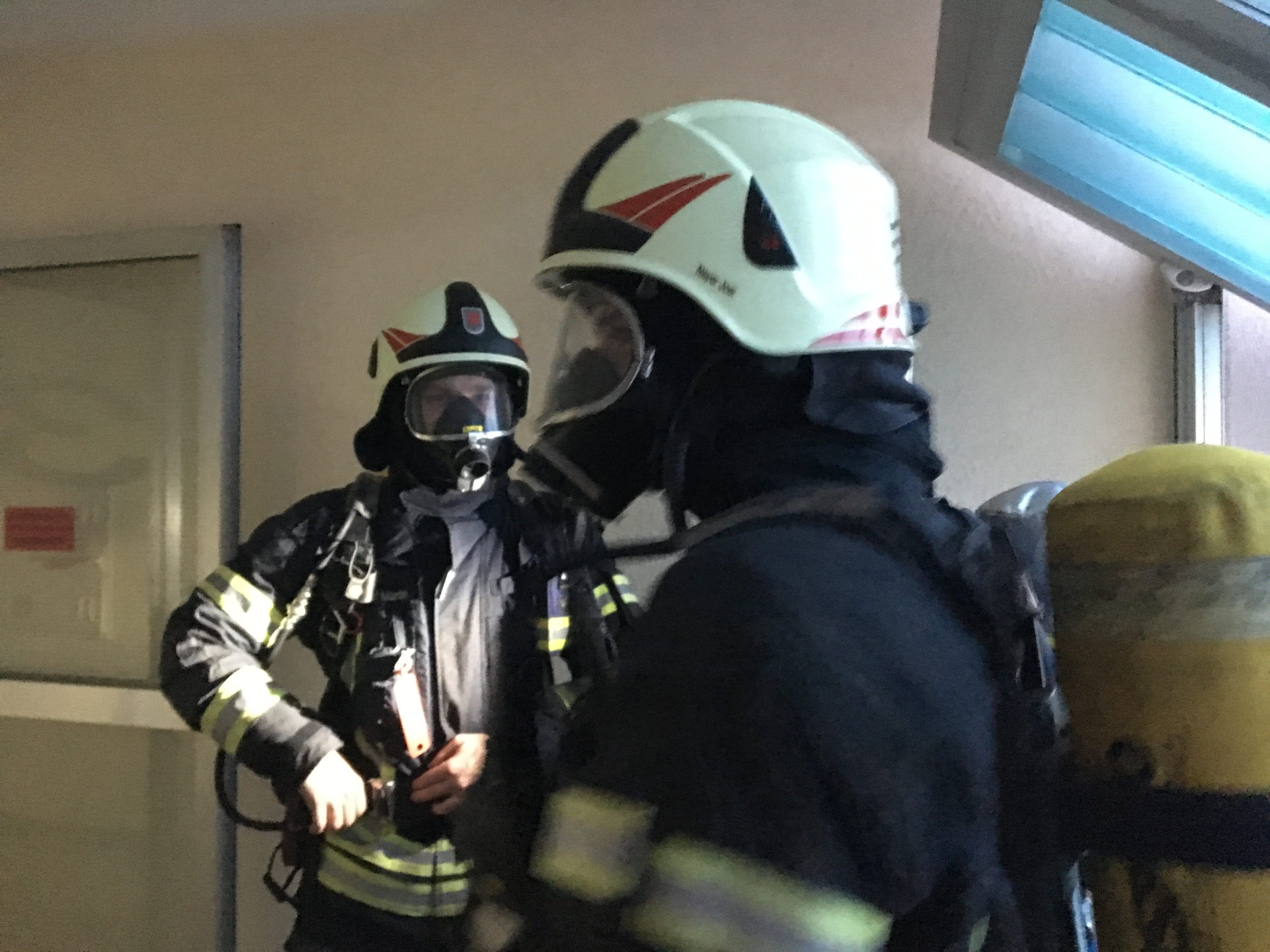 Das Feuer entzündete sich in der Küche. Das Feuer entzündete sich in der Küche.
