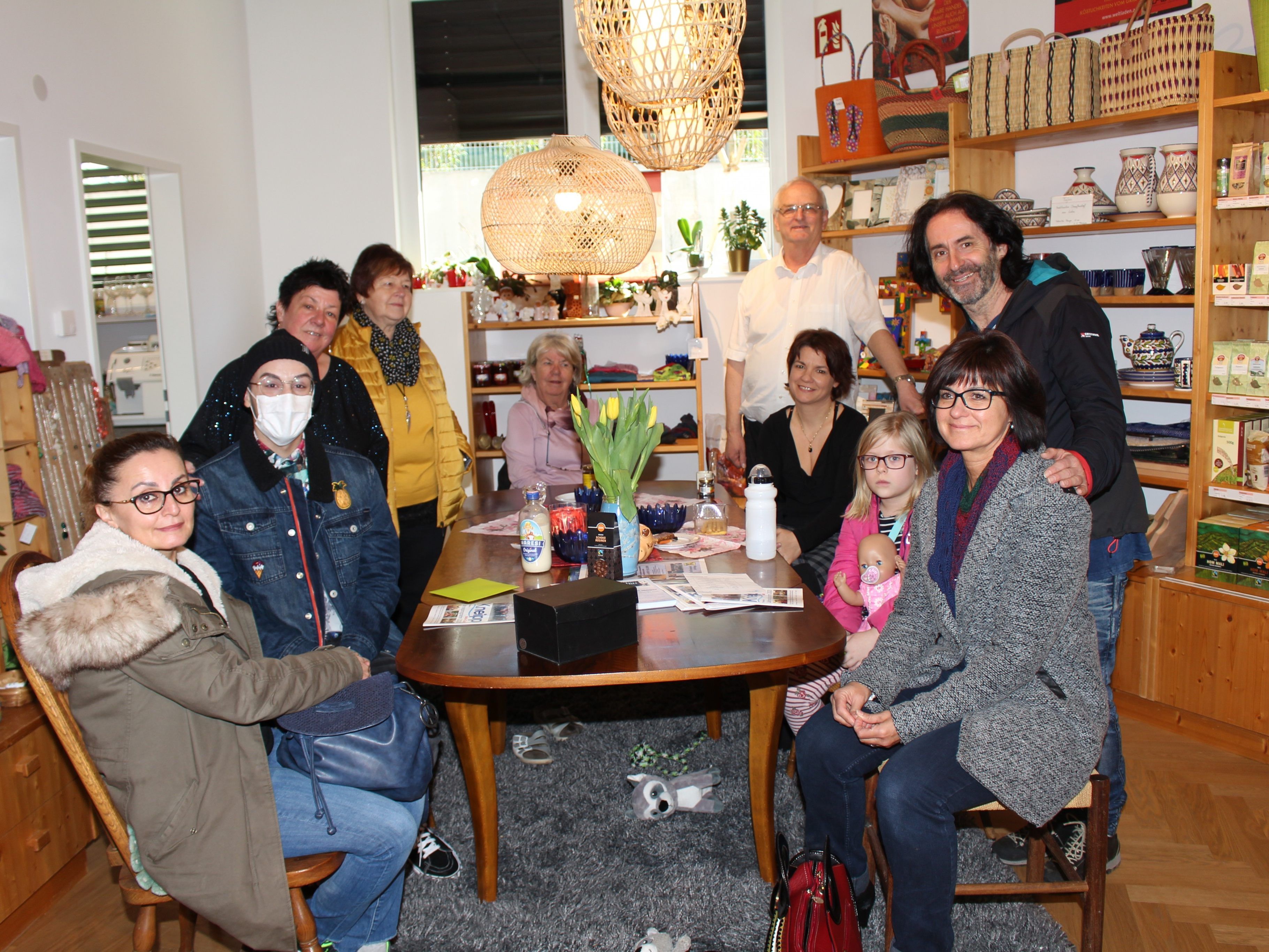 Weltladen und Bazar-Team Kneipp-Aktiv-Club mit den Familien von Furkan und Raphaela Weltladen und Bazar-Team Kneipp-Aktiv-Club mit den Familien von Furkan und Raphaela