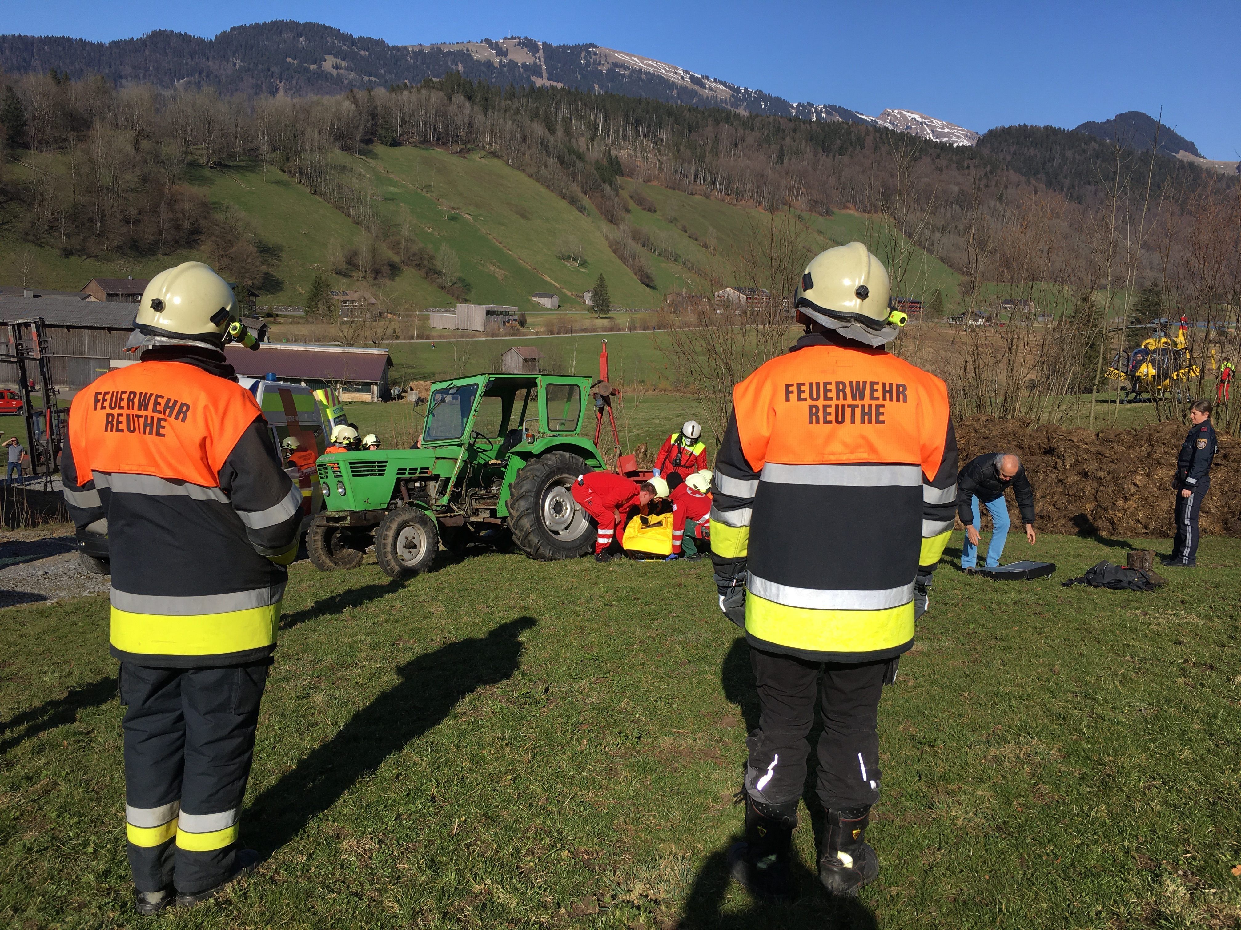 Ein Mann wurde bei einem Traktorunfall in Reuthe verletzt. Ein Mann wurde bei einem Traktorunfall in Reuthe verletzt.