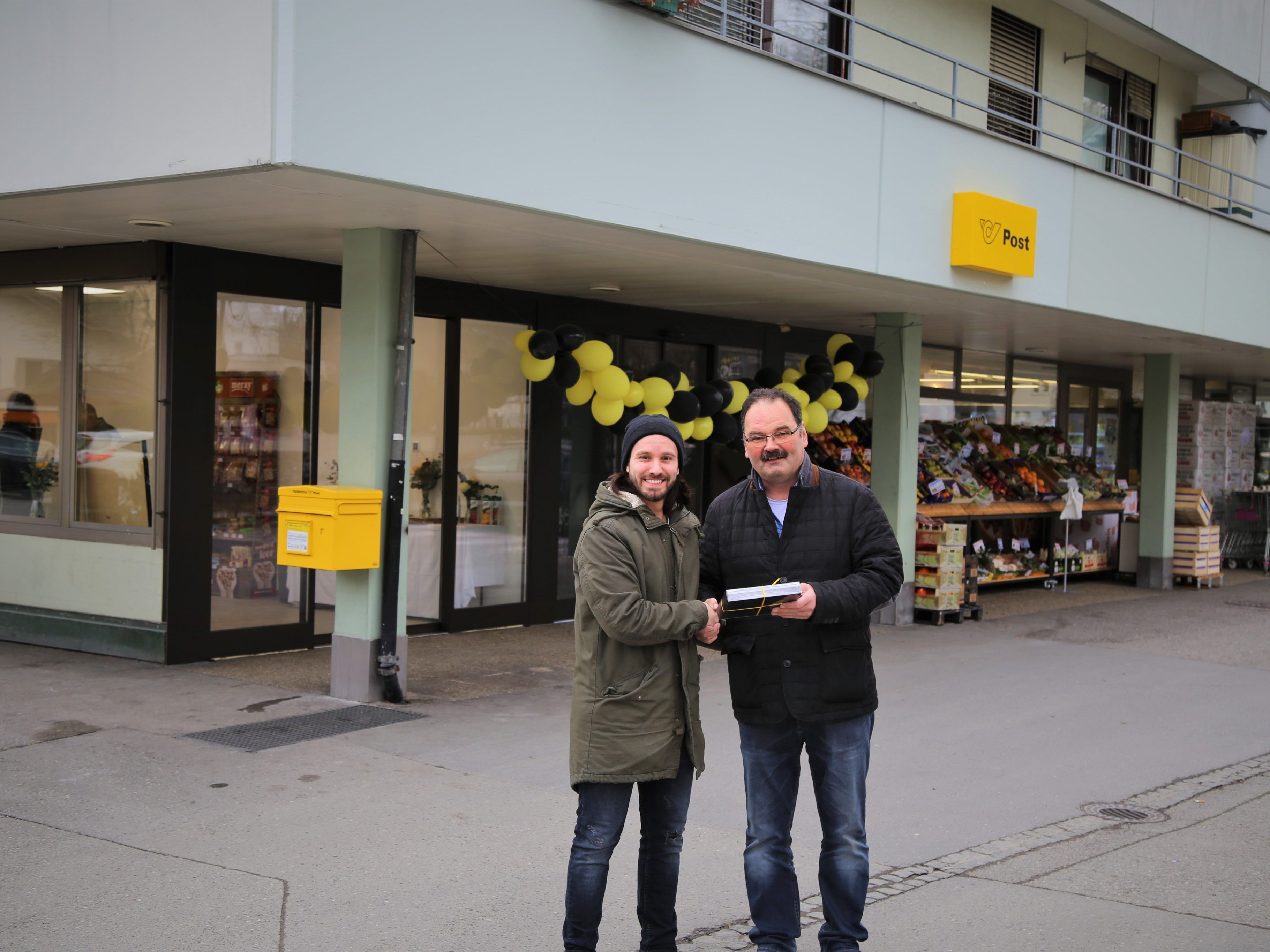 Ortsvorsteher Manfred Himmer gratuliert Ahmet Kaplan zur Eröffnung.